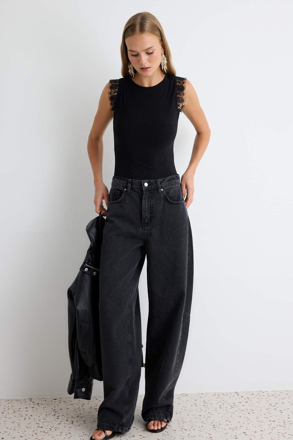 Crew Neck Sleeveless Fitted Body