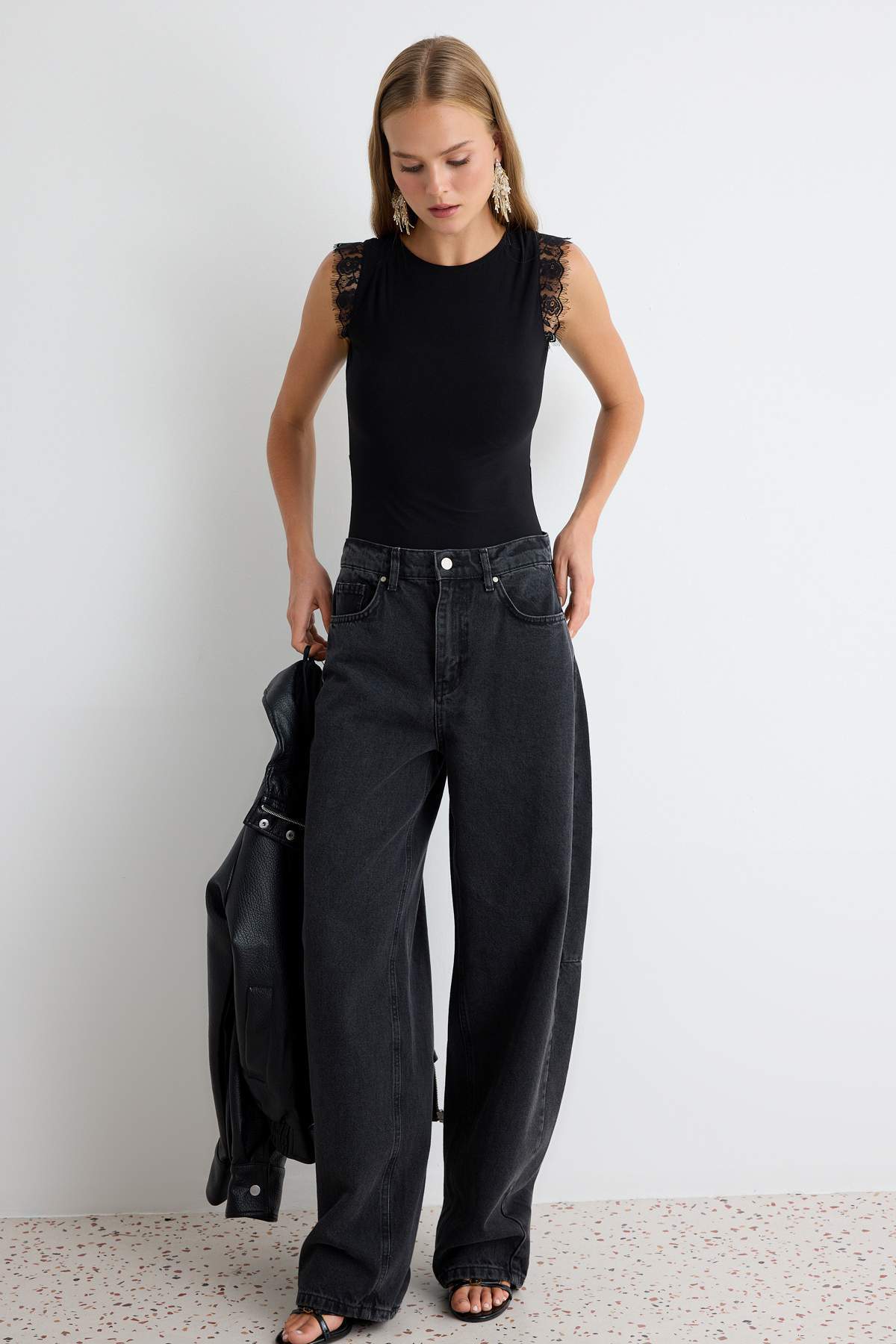 Crew Neck Sleeveless Fitted Body