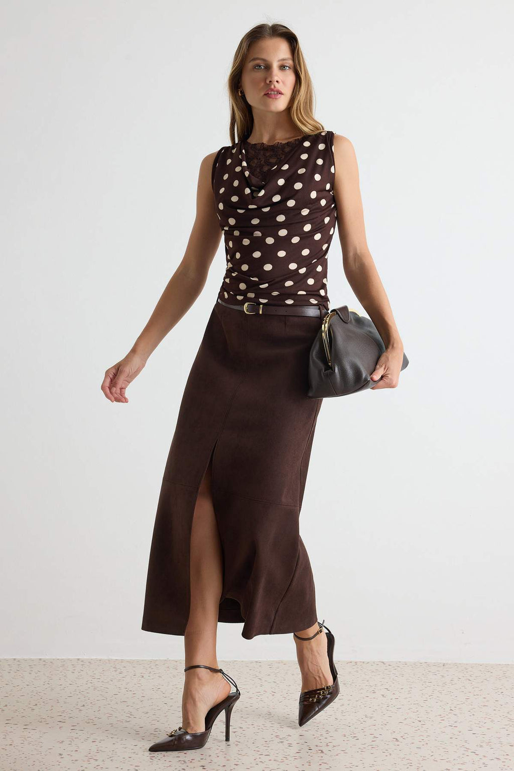 Fitted Scoop Neck Sleeveless Lace Detail Knitted Blouse