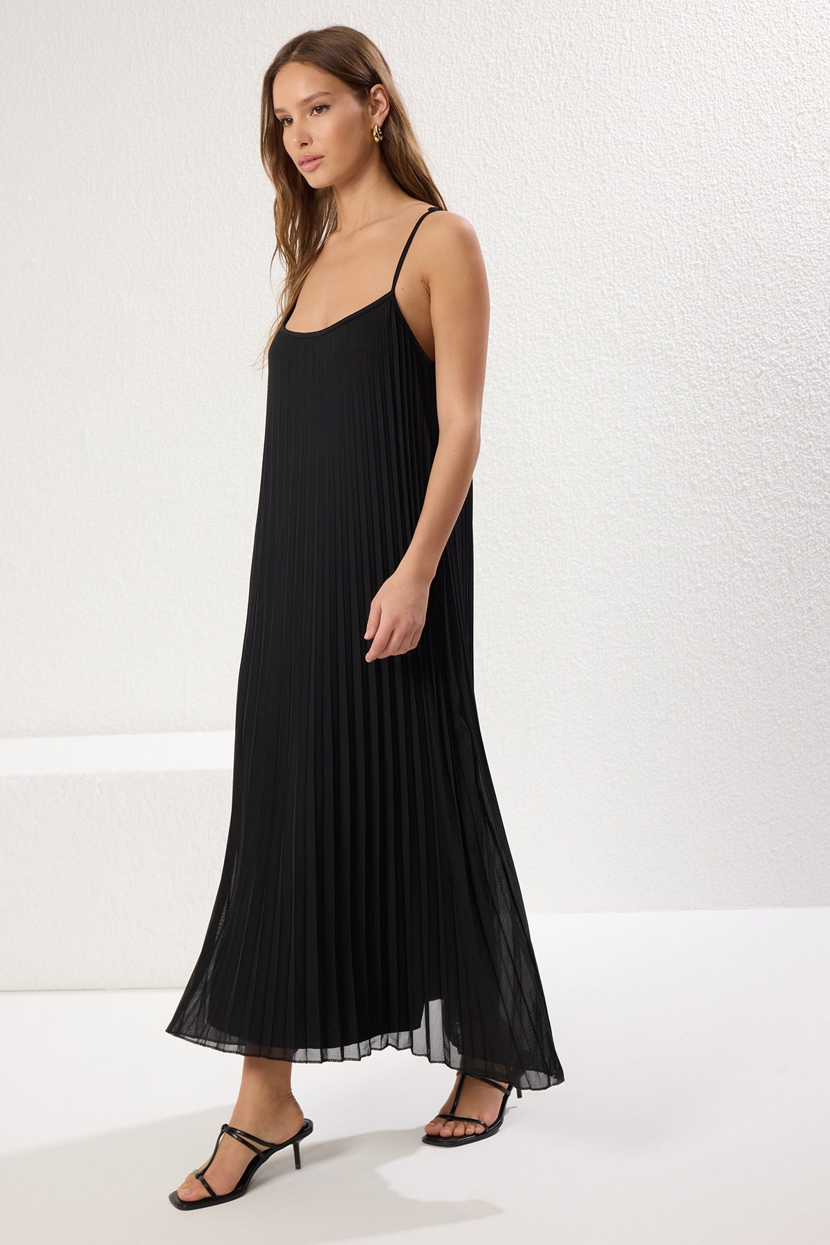 Halter Neck Sleeveless Pleated Maxi Dress