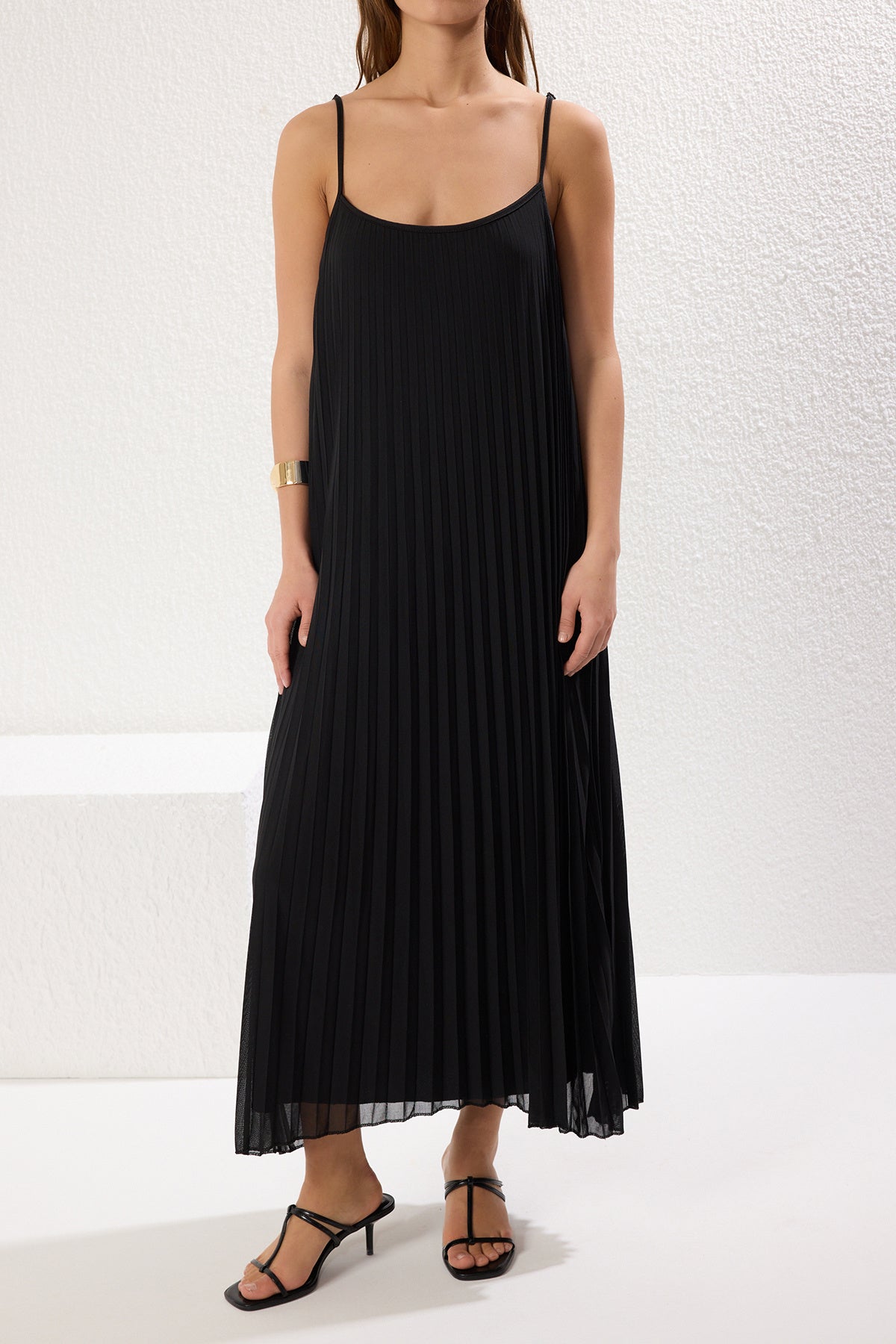 Halter Neck Sleeveless Pleated Maxi Dress