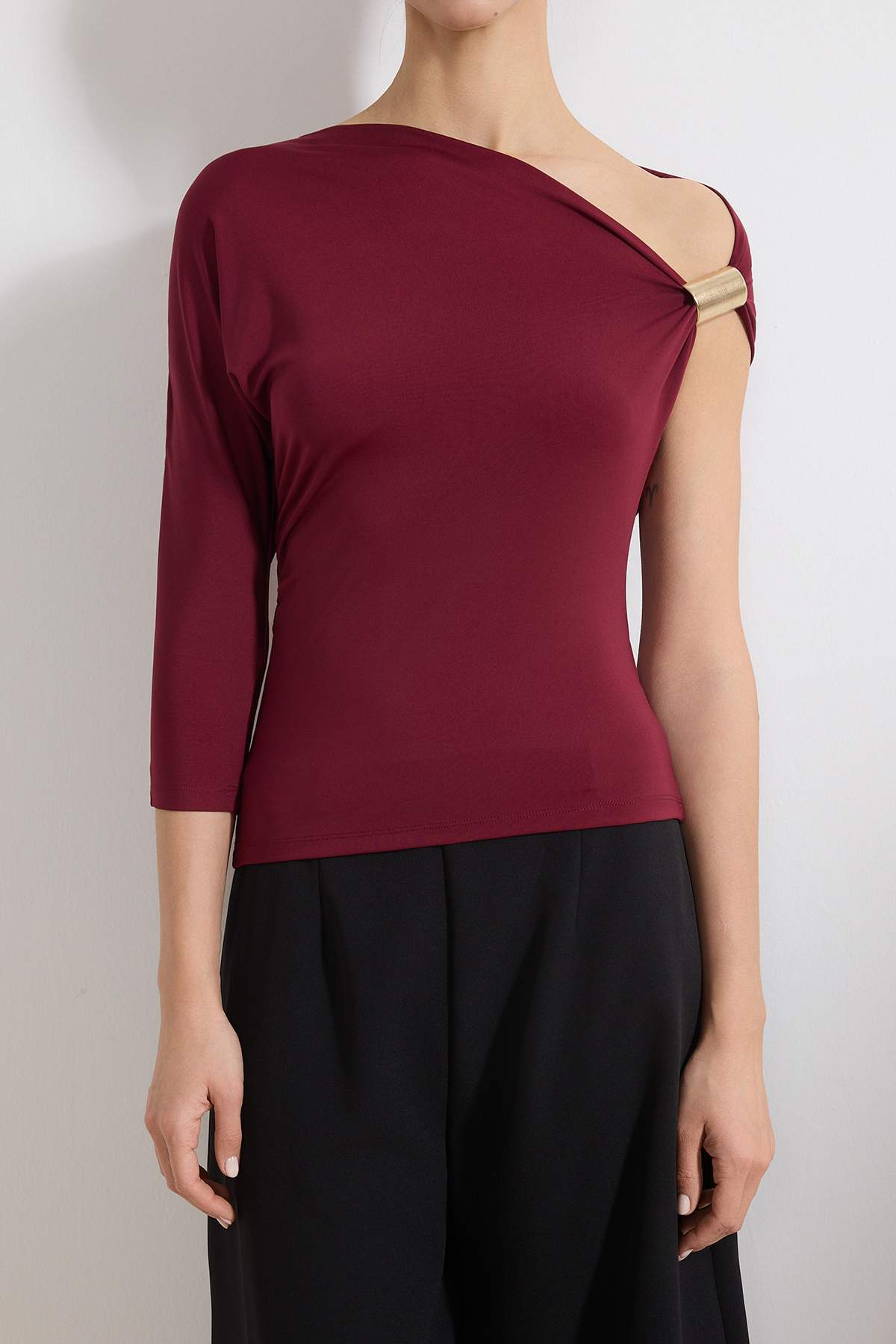 Asymmetric Neckline One Sleeve Fitted Blouse