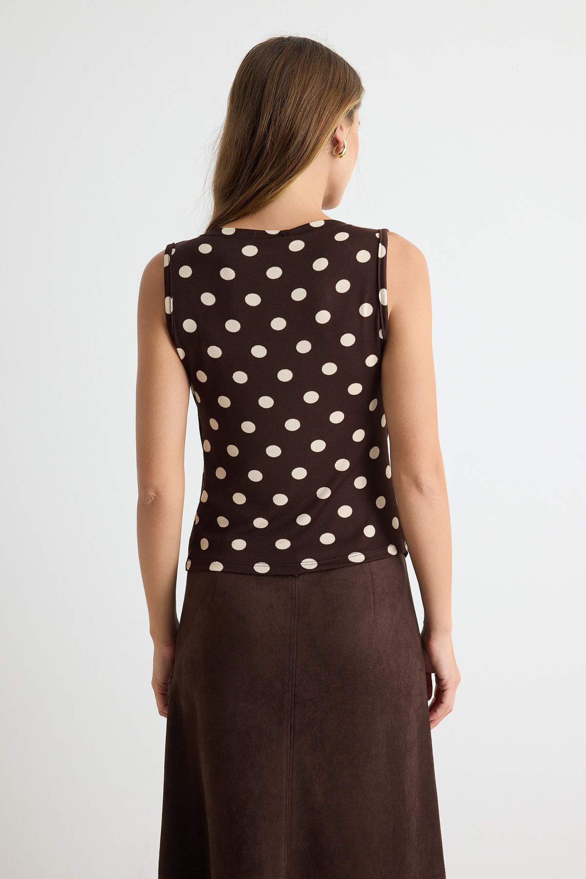 Fitted Scoop Neck Sleeveless Lace Detail Knitted Blouse