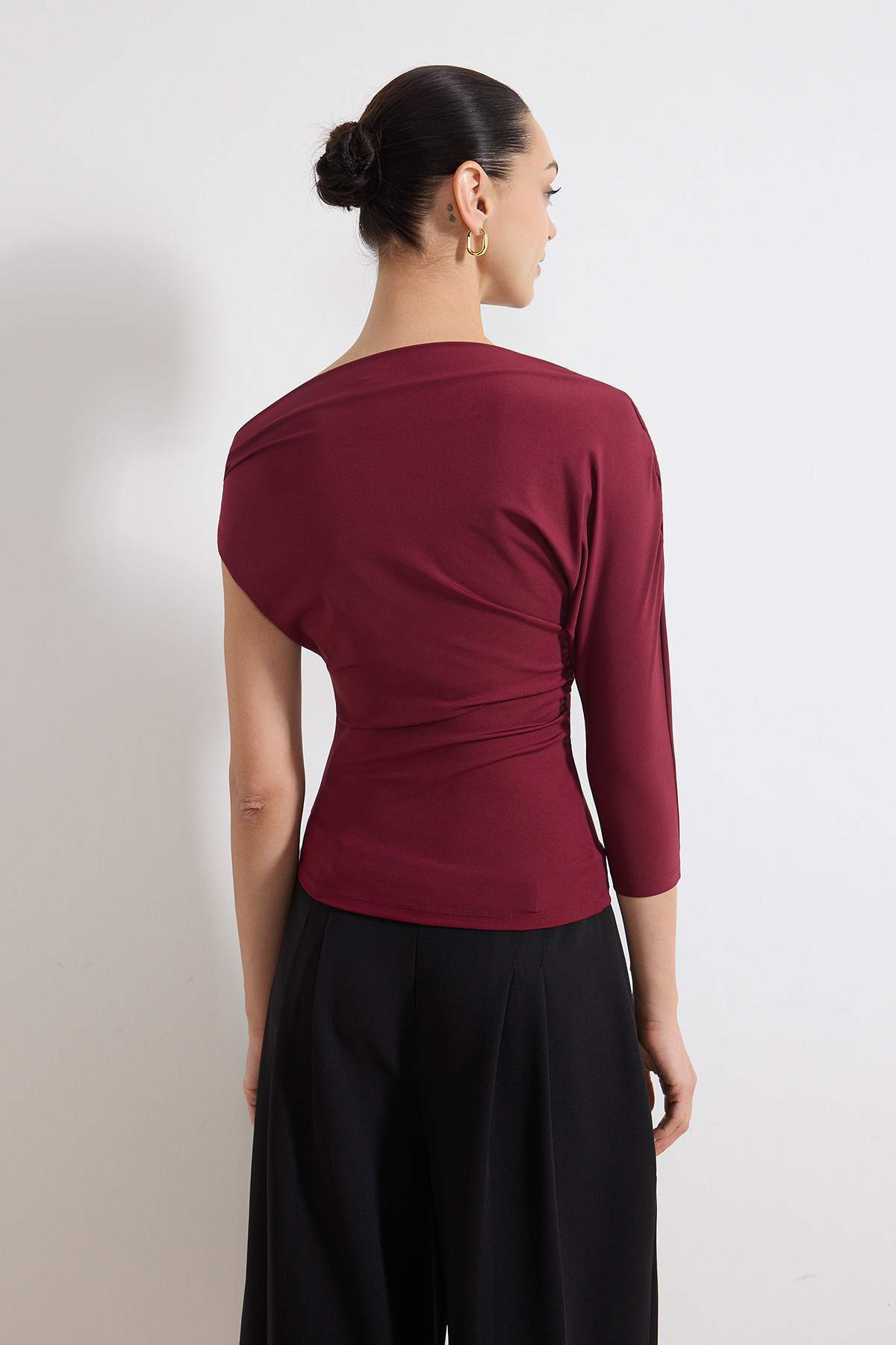 Asymmetric Neckline One Sleeve Fitted Blouse
