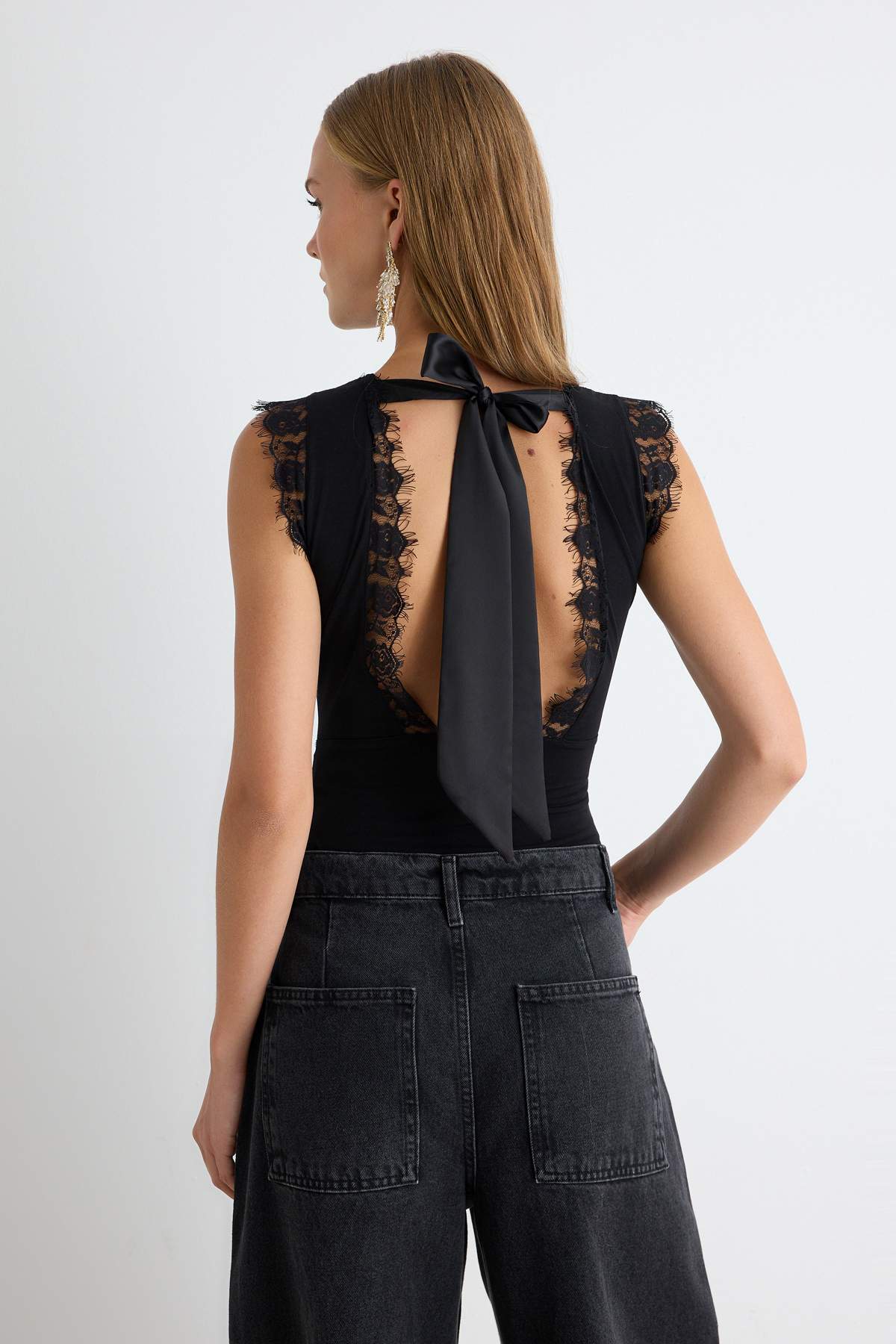Crew Neck Sleeveless Fitted Body