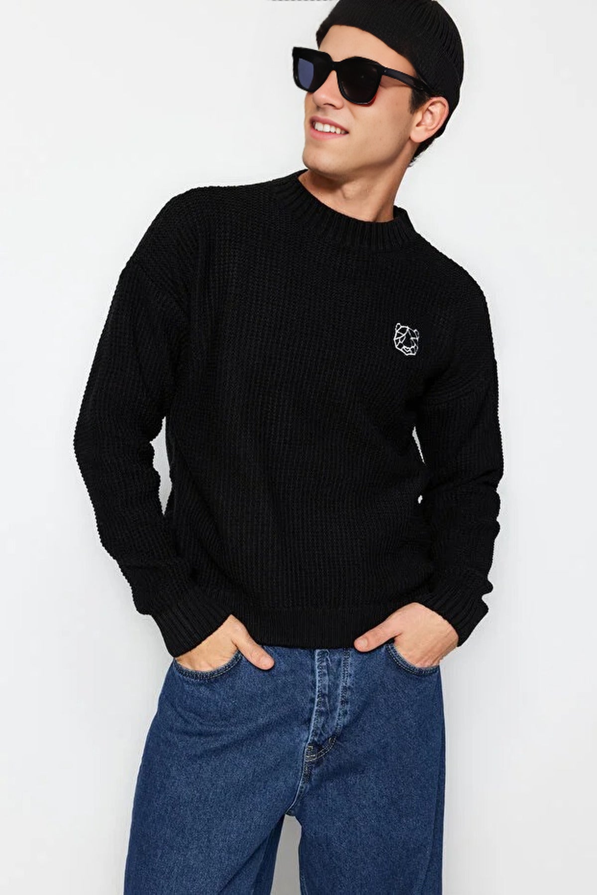 Crew Neck Embroidered Knit Sweater