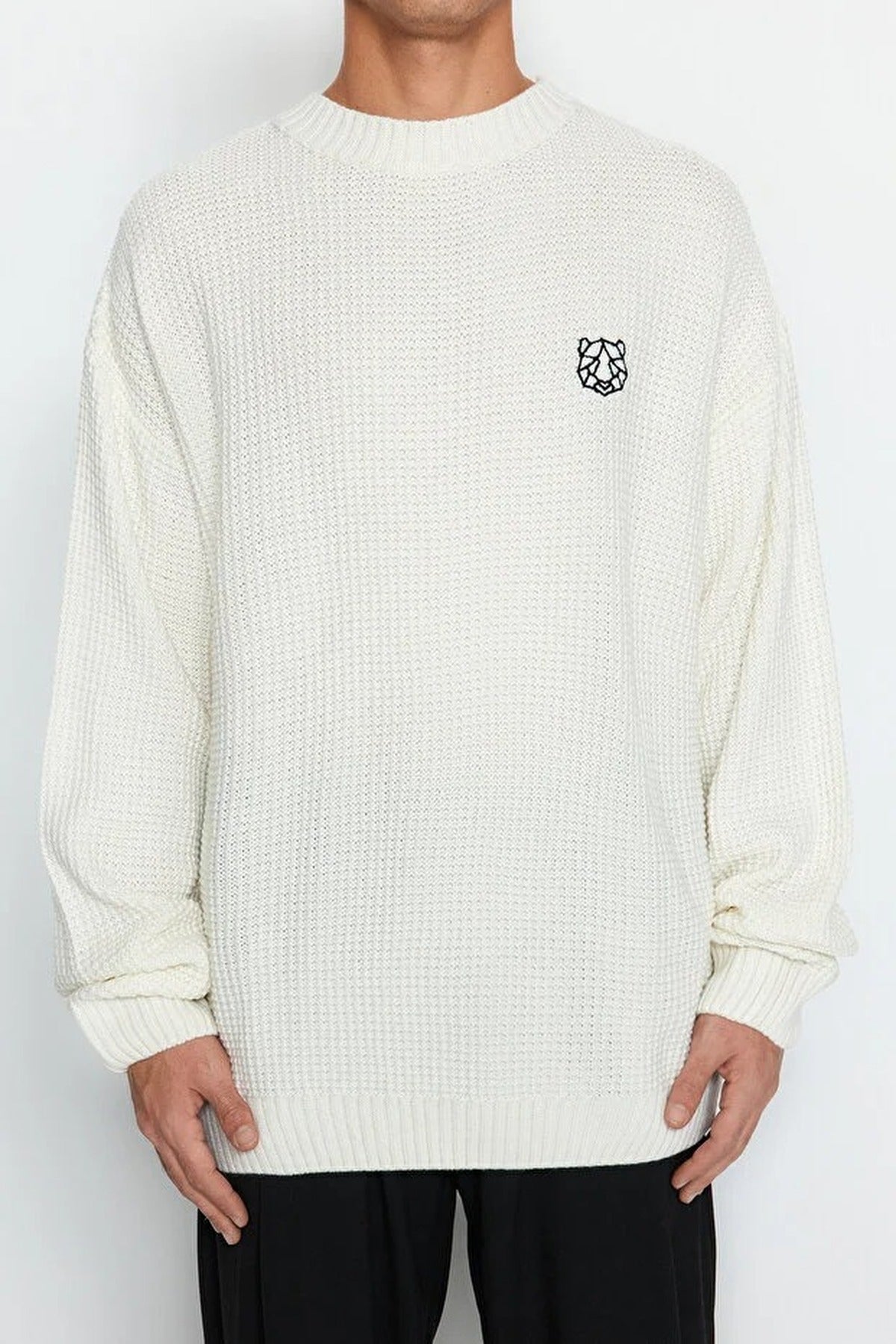 Crew Neck Embroidered Knit Sweater