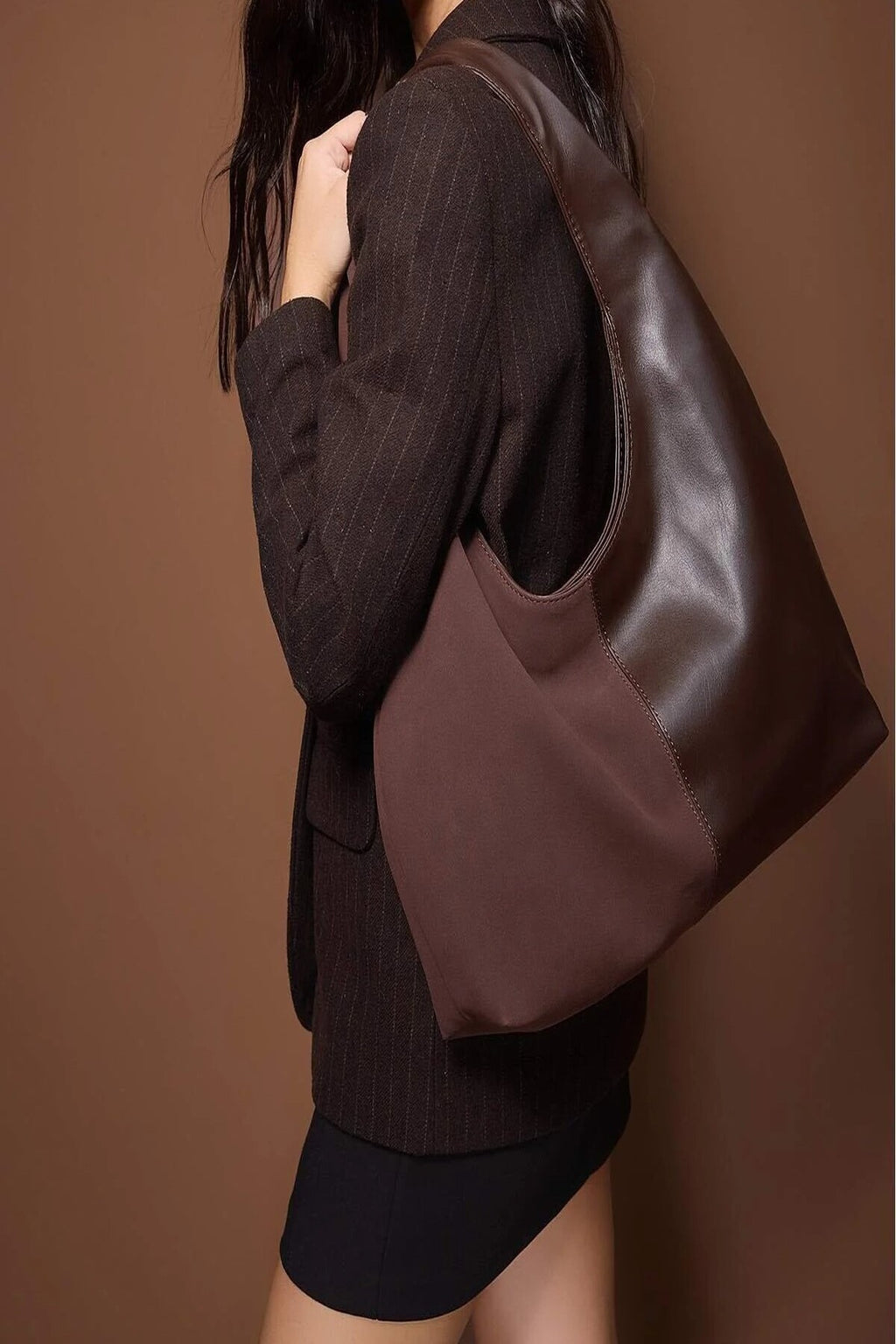Contrasting Oval Women's Midi Shoulder Bag