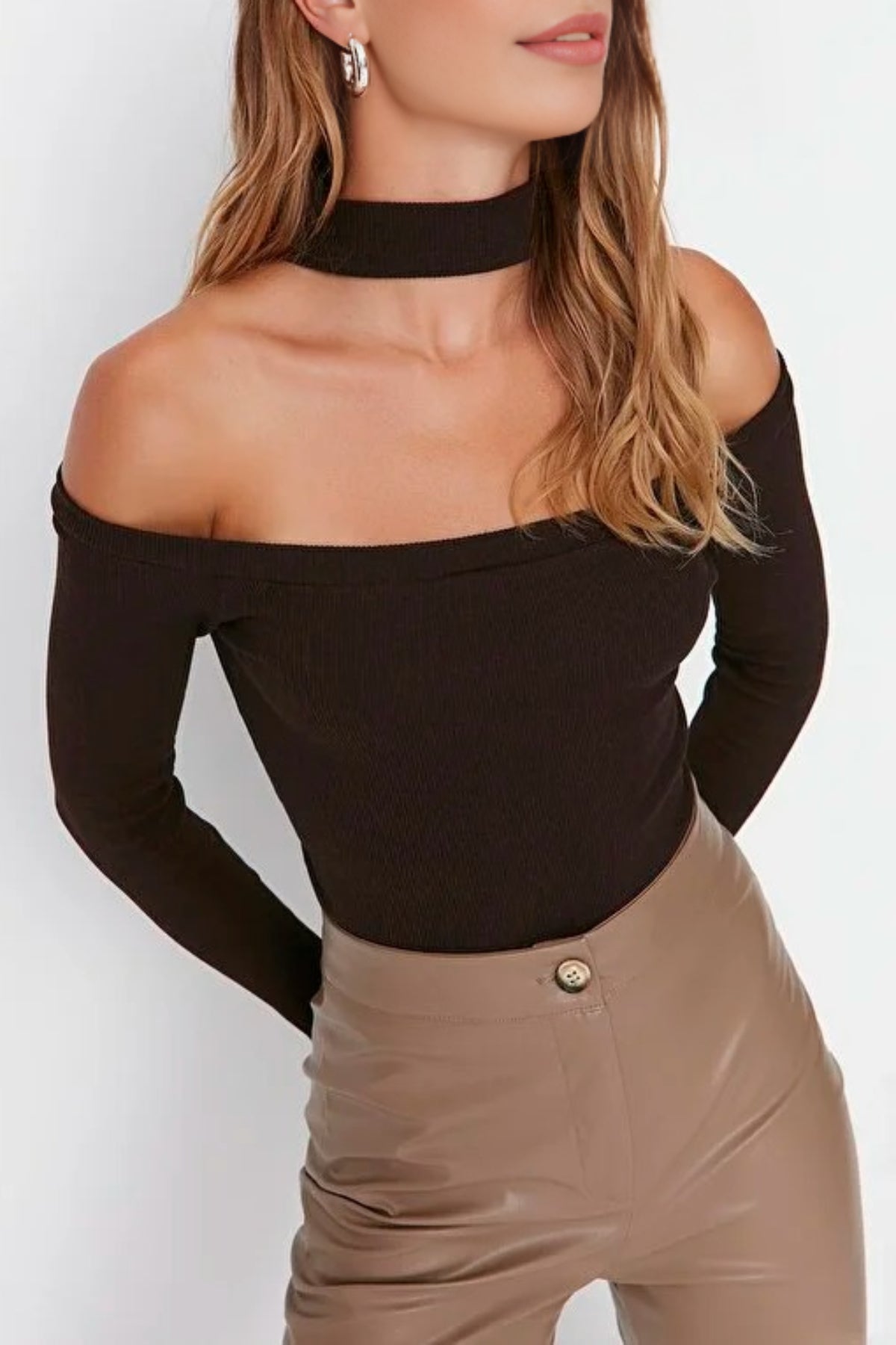 Choker Detailed Fitted Crop Ribbed Knit Blouse