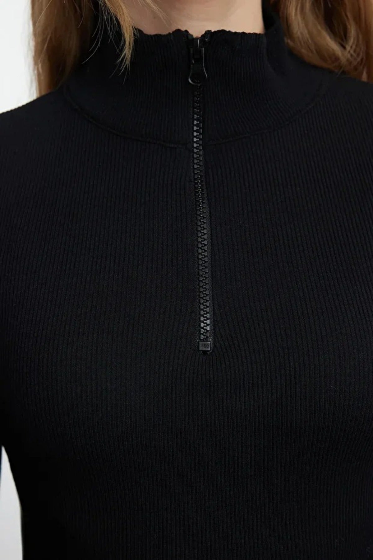 Fitted Zippered Collar Knit Blouse