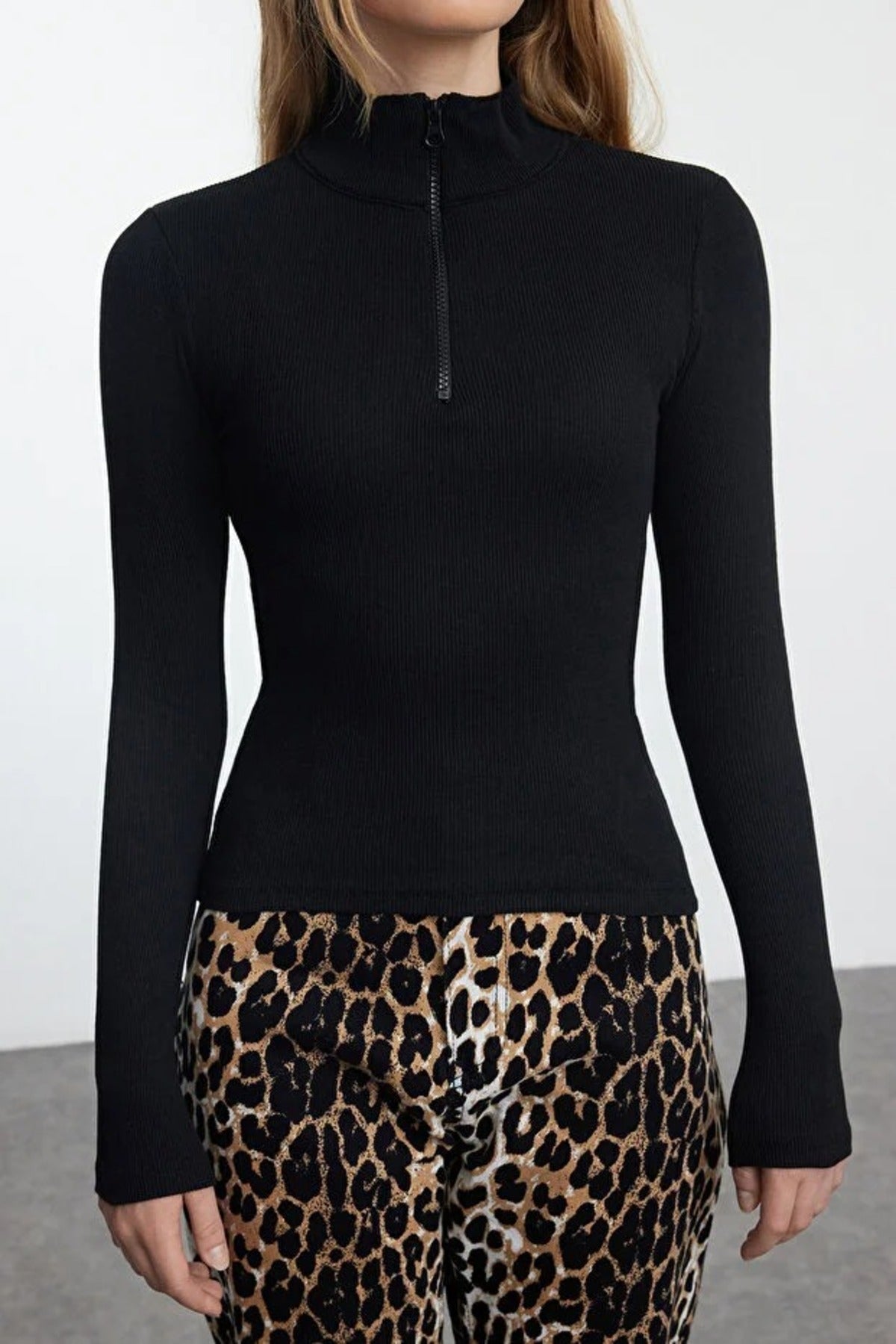 Fitted Zippered Collar Knit Blouse