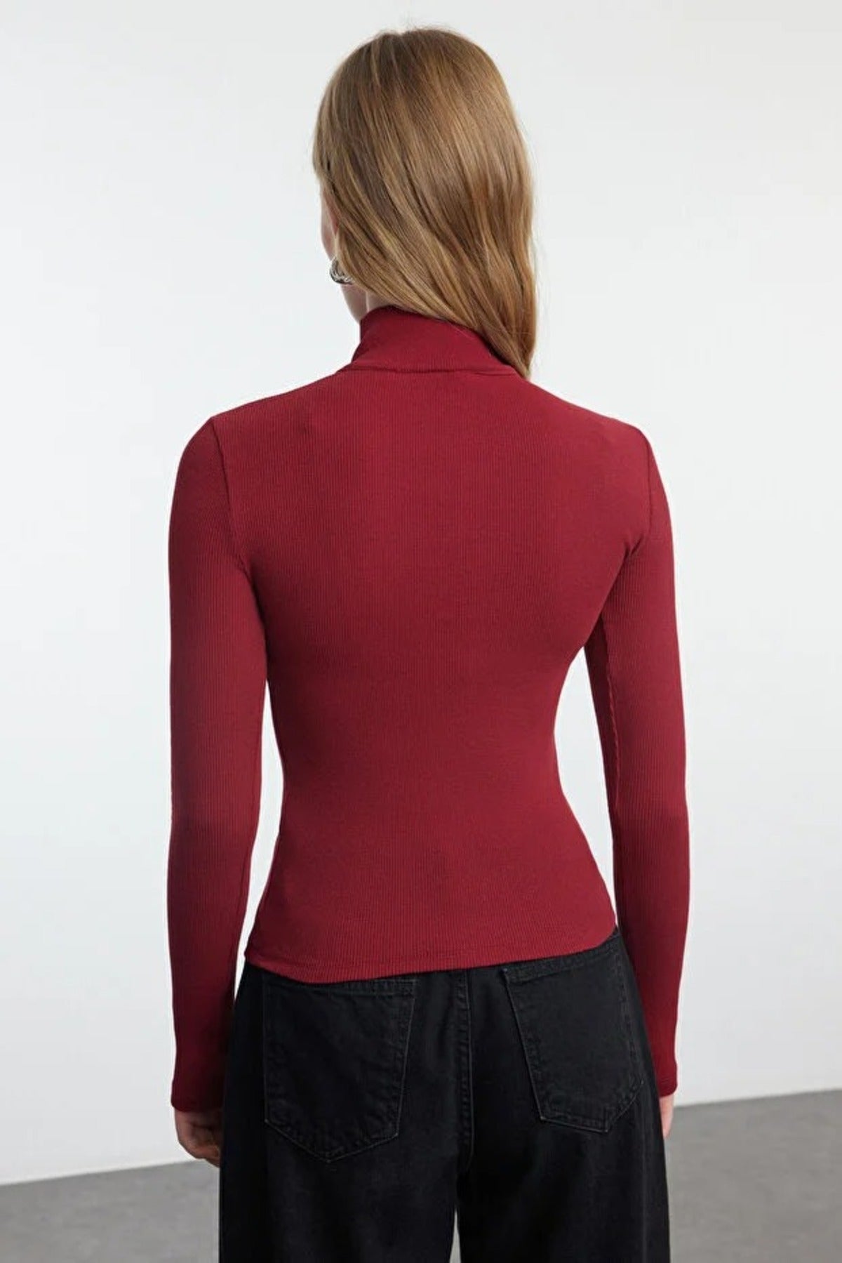 Fitted Zippered Collar Knit Blouse