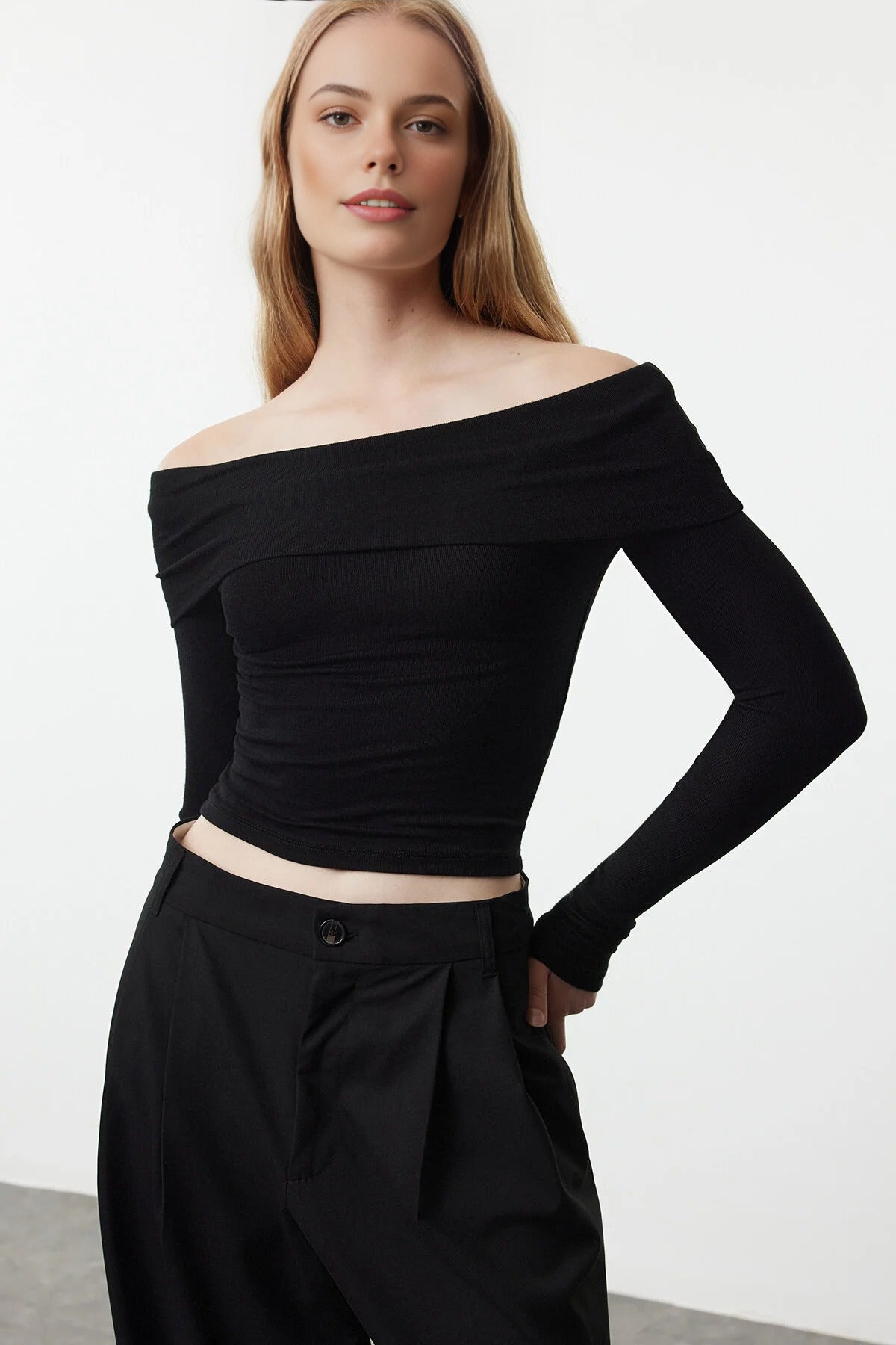 Carmen Collar Crop Knit Blouse