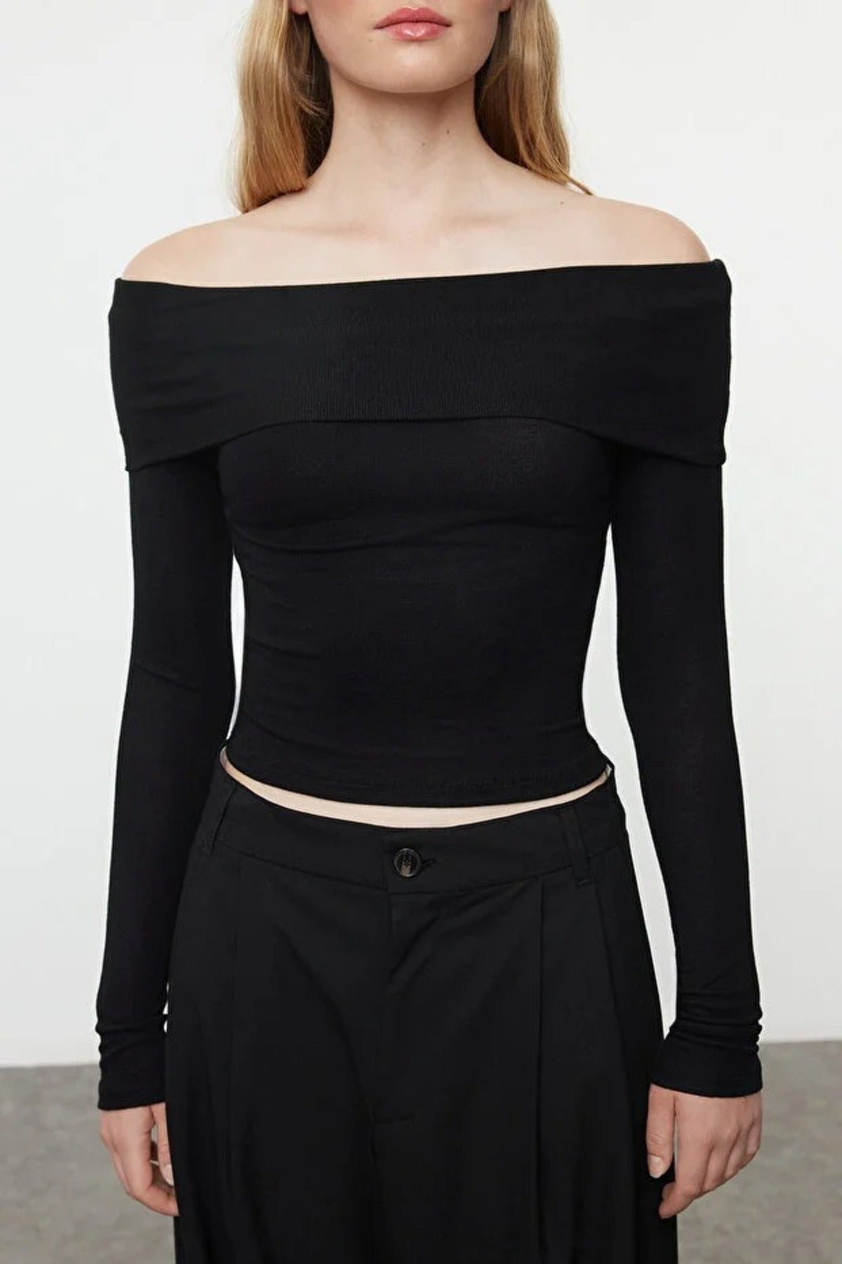 Carmen Collar Crop Knit Blouse