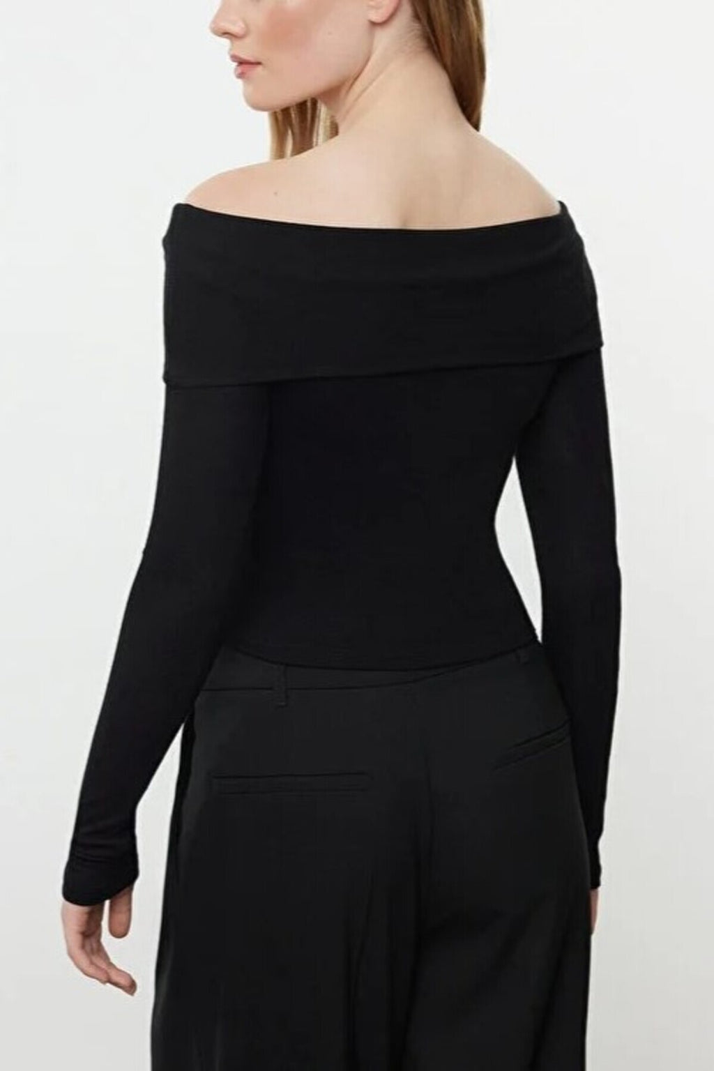 Carmen Collar Crop Knit Blouse