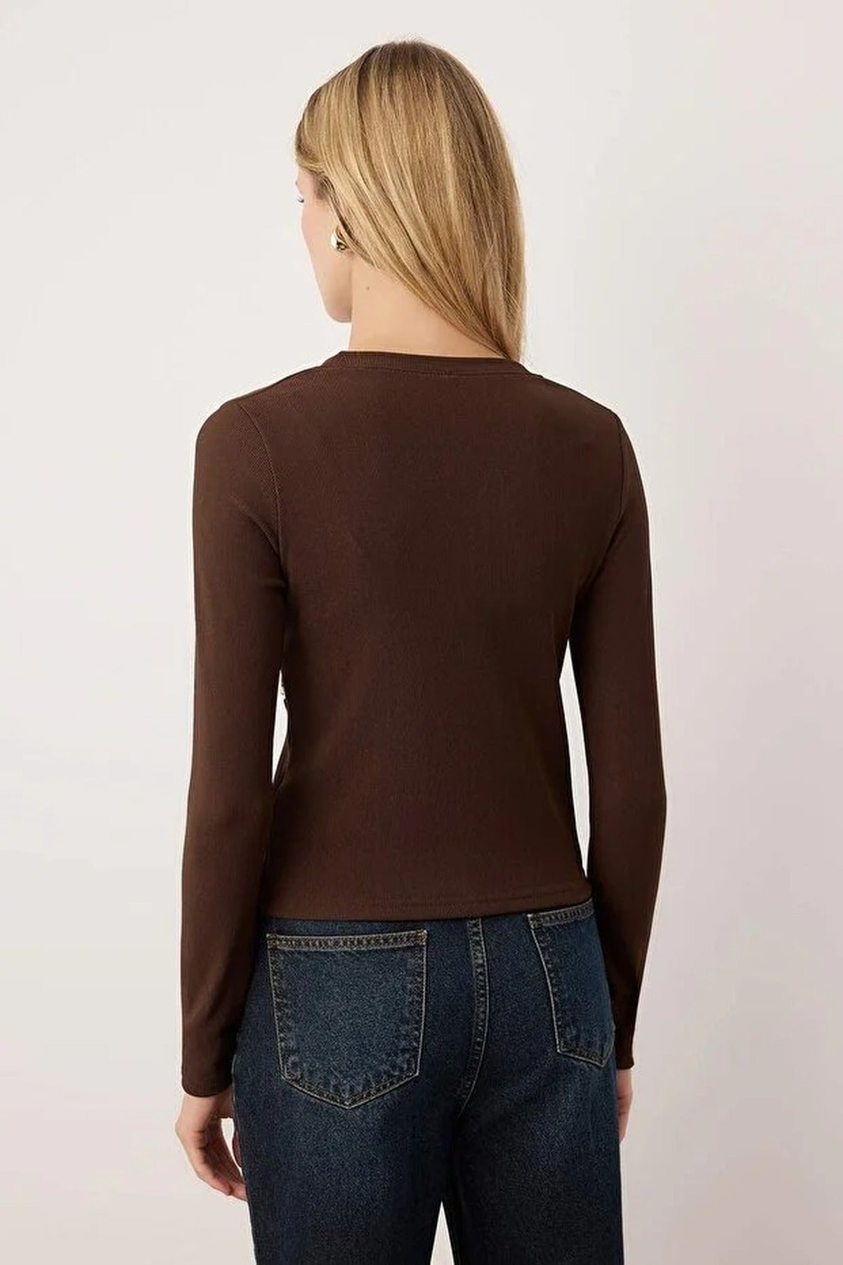 Flexible Knit Blouse with Accessory Detail