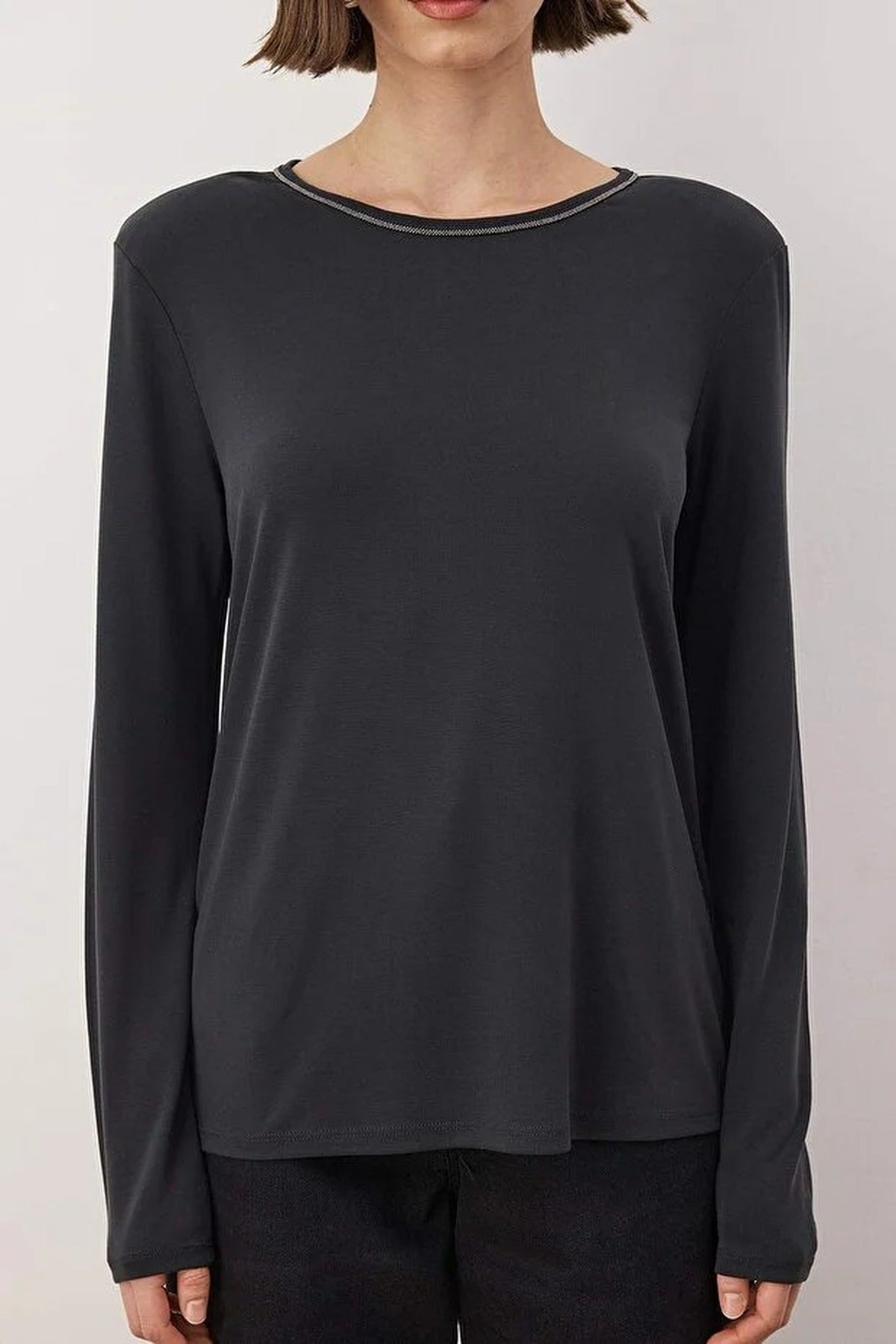 Crew Neck Knit Blouse with Stone Collar