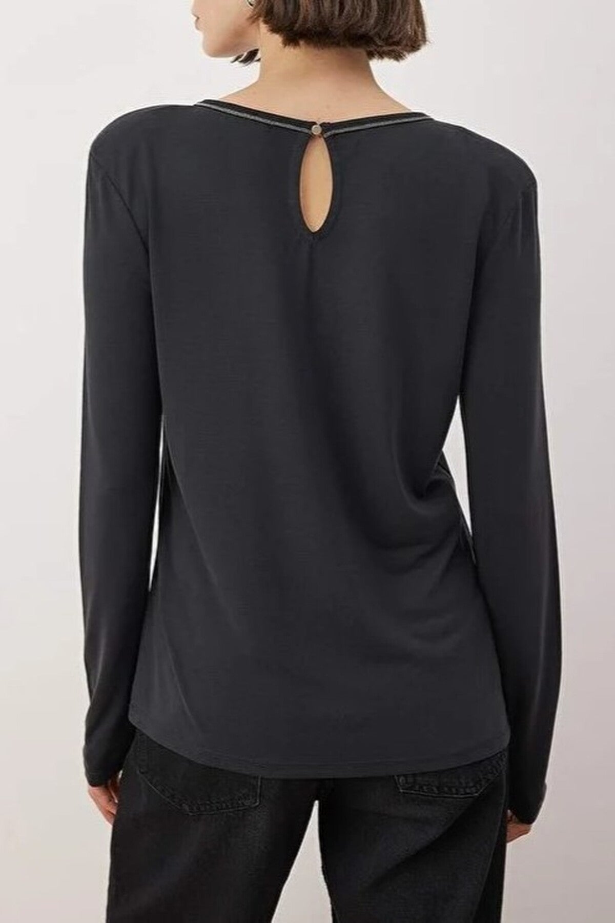 Crew Neck Knit Blouse with Stone Collar