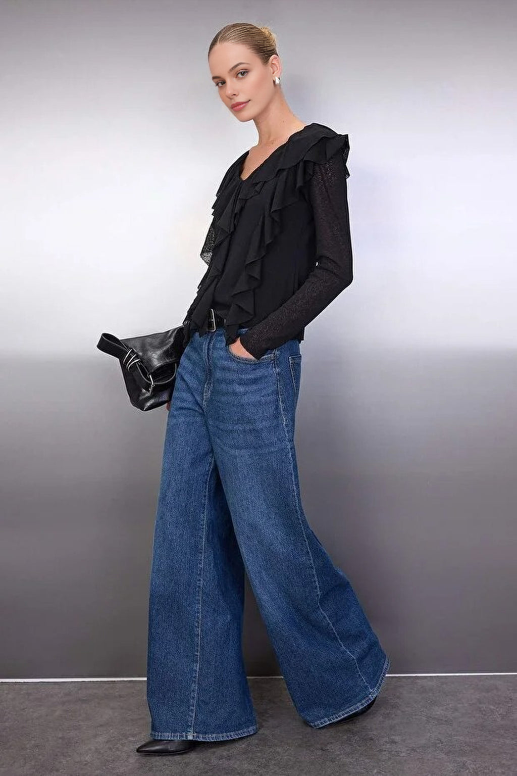 Flounced Ruffle V-Neck Regular Knit Blouse