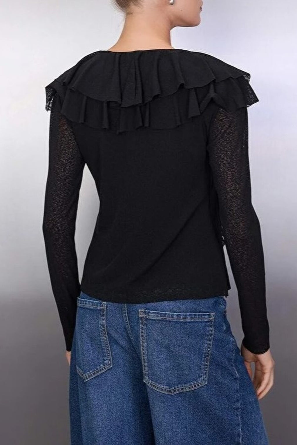 Flounced Ruffle V-Neck Regular Knit Blouse