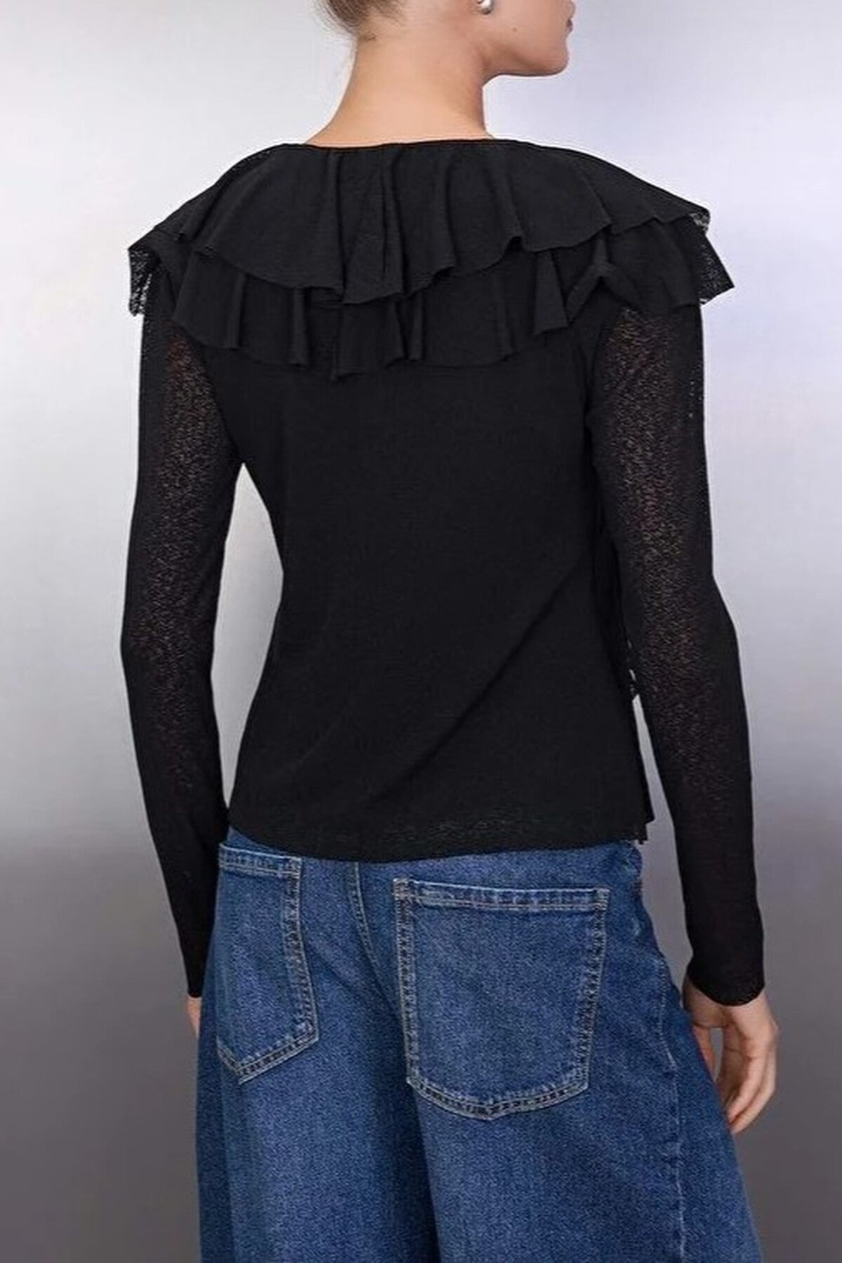 Flounced Ruffle V-Neck Regular Knit Blouse