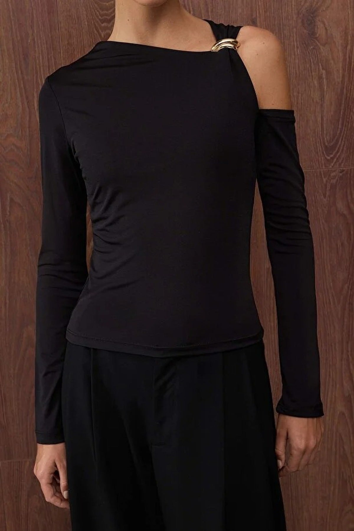 Cut Out Fitted Long Sleeve Stretch Knit Blouse with Accessory Details