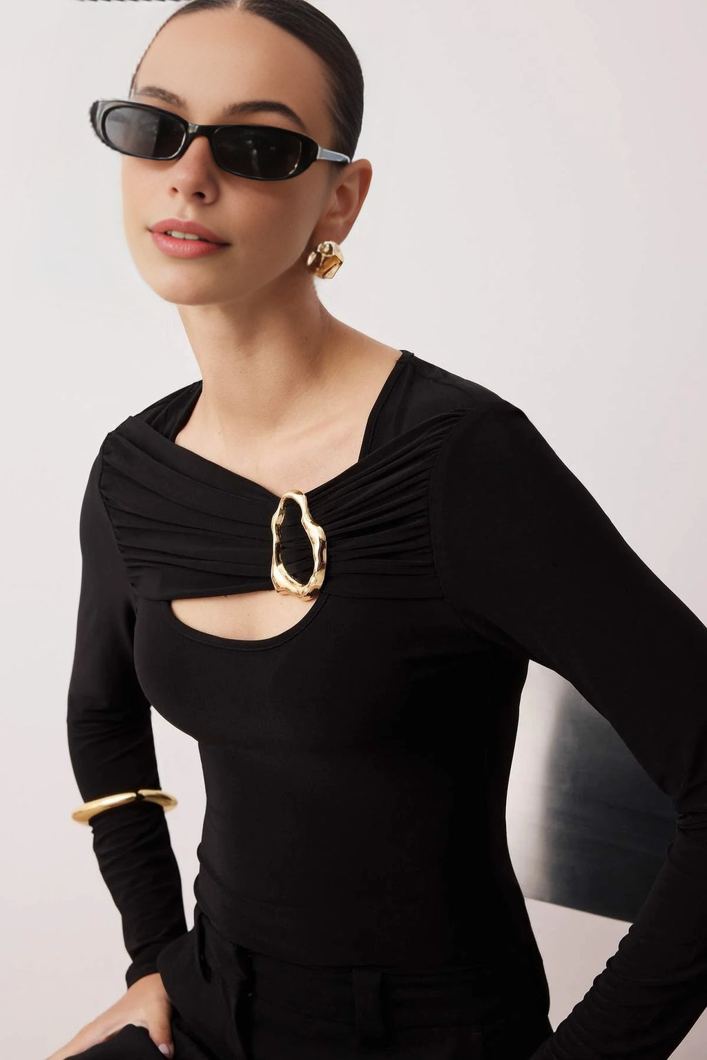 Fitted Knitted Blouse with Accessory and Cut-Out Details