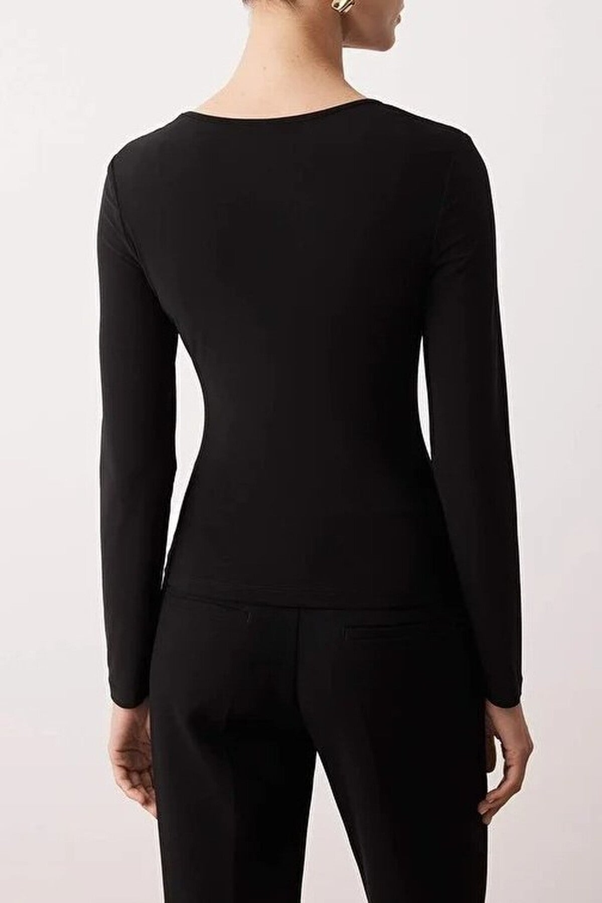 Fitted Knitted Blouse with Accessory and Cut-Out Details