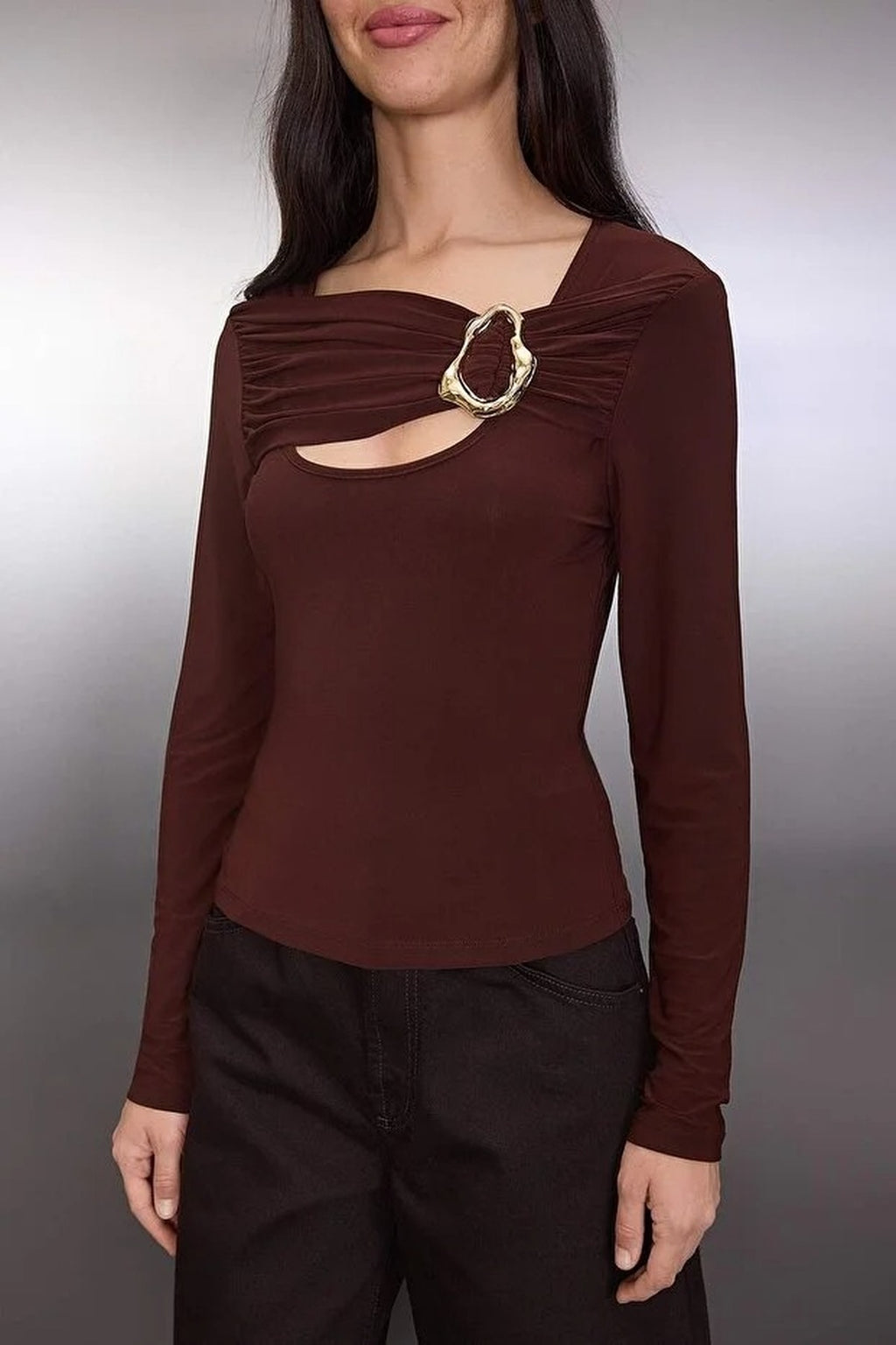 Fitted Knitted Blouse with Accessory and Cut-Out Details