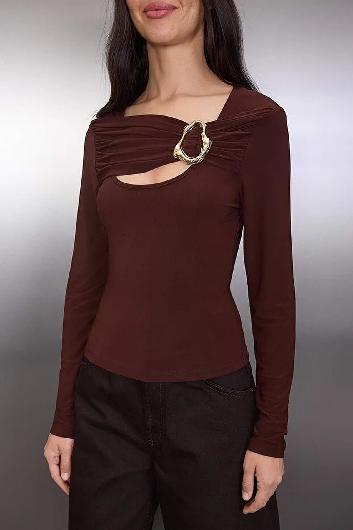Fitted Knitted Blouse with Accessory and Cut-Out Details