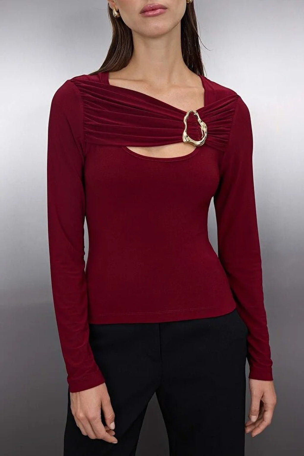 Fitted Knitted Blouse with Accessory and Cut-Out Details
