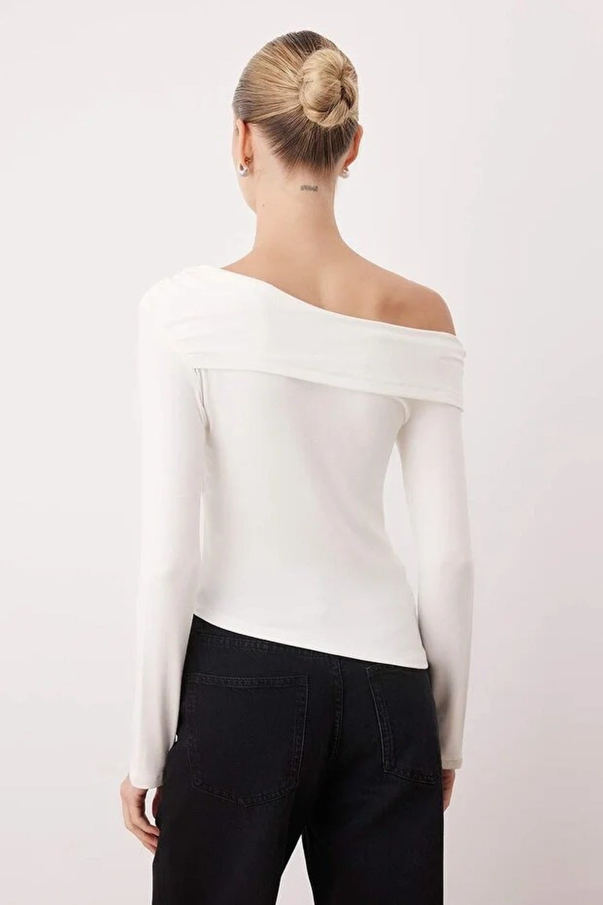 Asymmetrical Neckline Fitted Knitted Blouse with Accessory Details