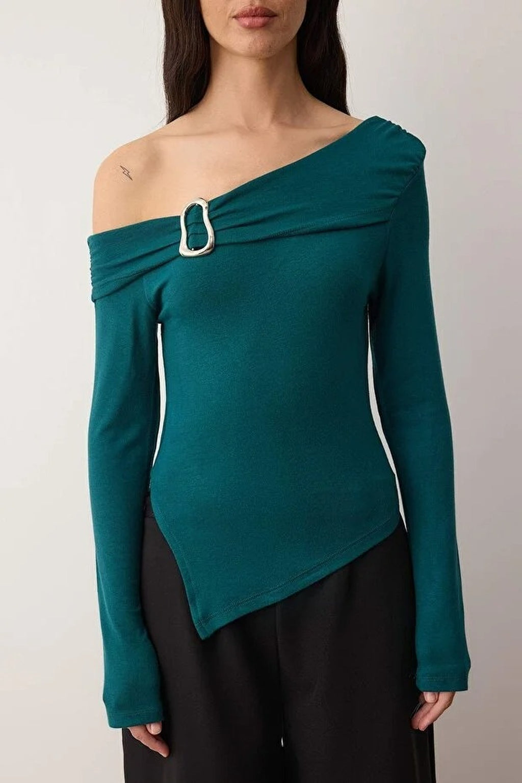 Asymmetrical Neckline Fitted Knitted Blouse with Accessory Details