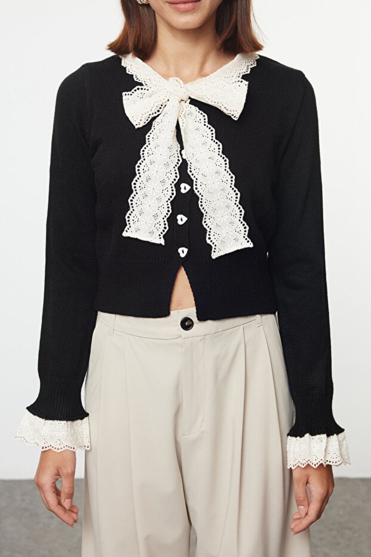 Lace Garnished Ribbon/Bow Detailed Knit Crop Cardigan