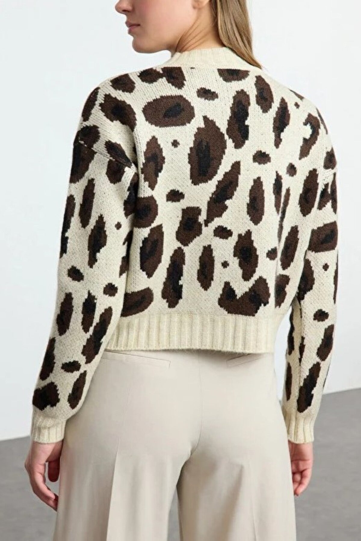 Leopard Patterned Crop Soft Textured Knit Cardigan