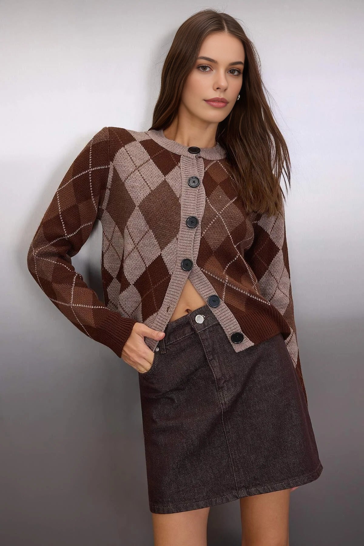 Crew Neck Argyle Pattern Knit Cardigan