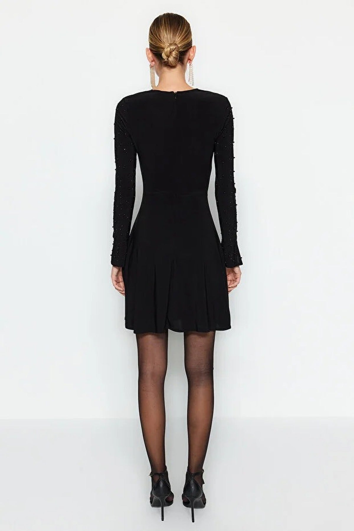 Knit Short Elegant Evening Dress with Pearl Accessories