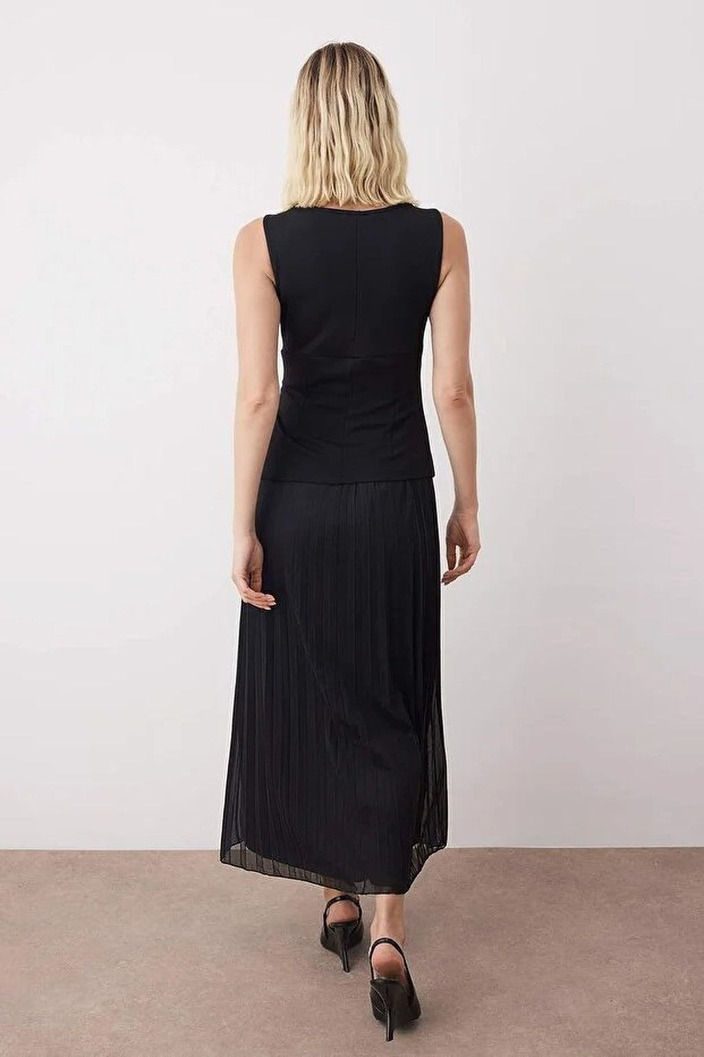 Maxi Sleeveless Lined Knitted Dress with Pleated Tulle and Button Detail
