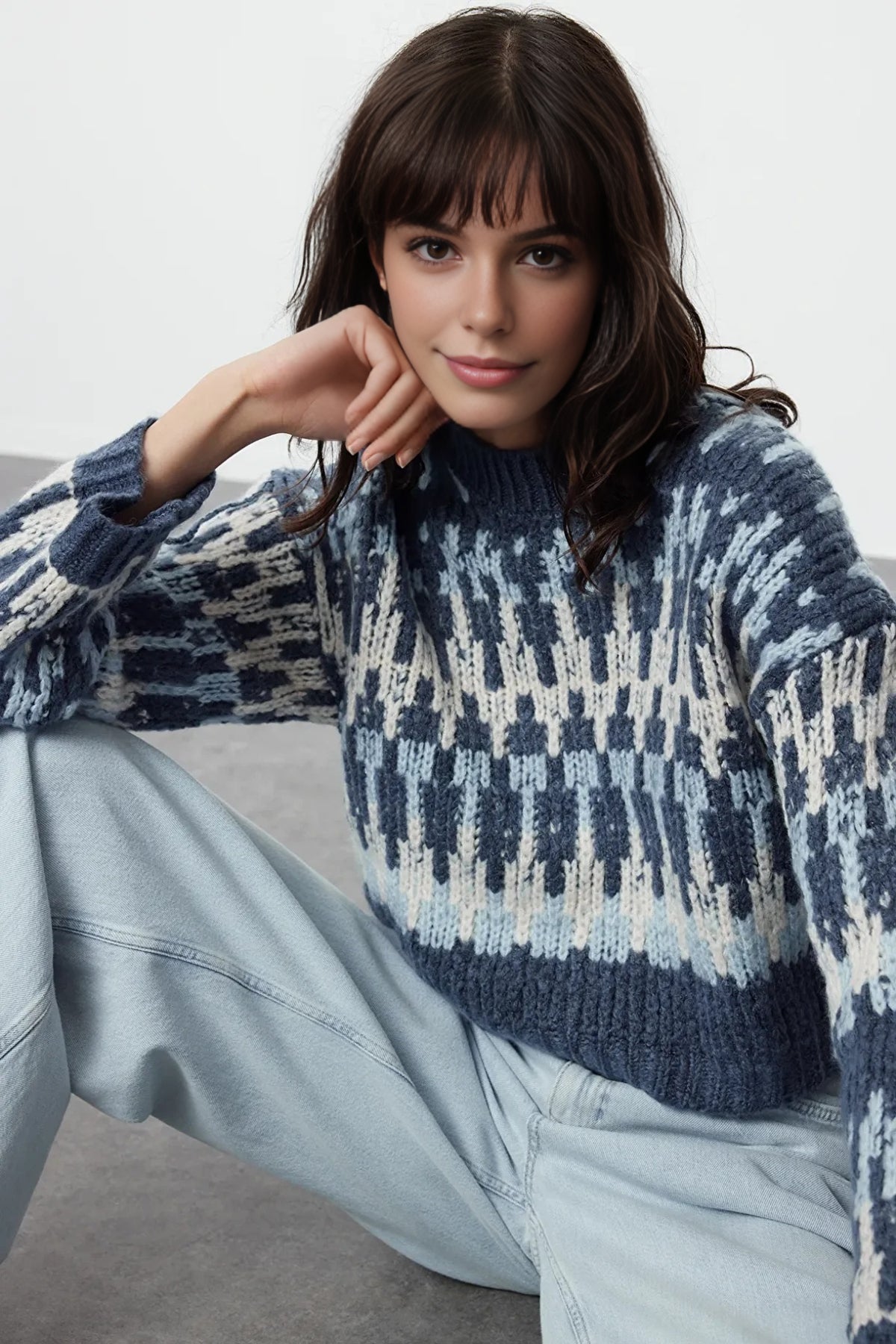 Soft-Textured Ethnic Pattern Thick Cropped Knit Sweater