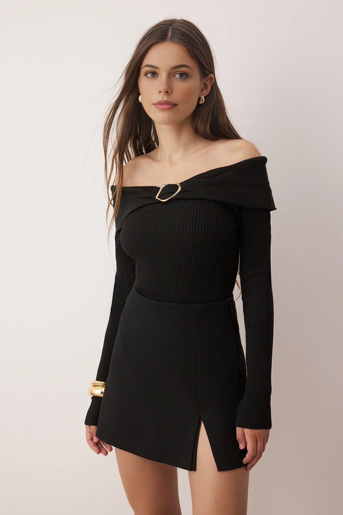 Carmen Collar Thin Knit Sweater with Accessory Detail