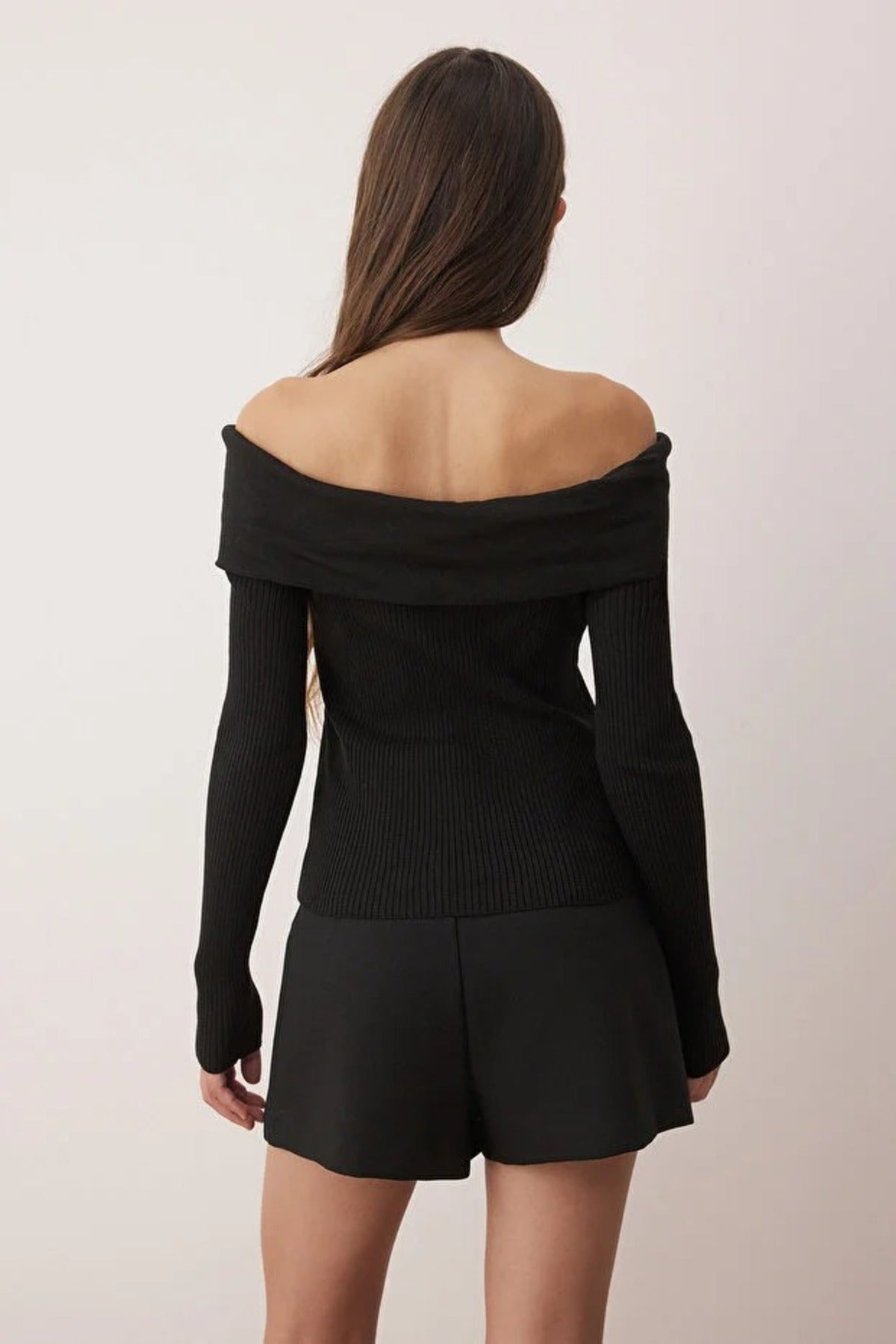 Carmen Collar Thin Knit Sweater with Accessory Detail