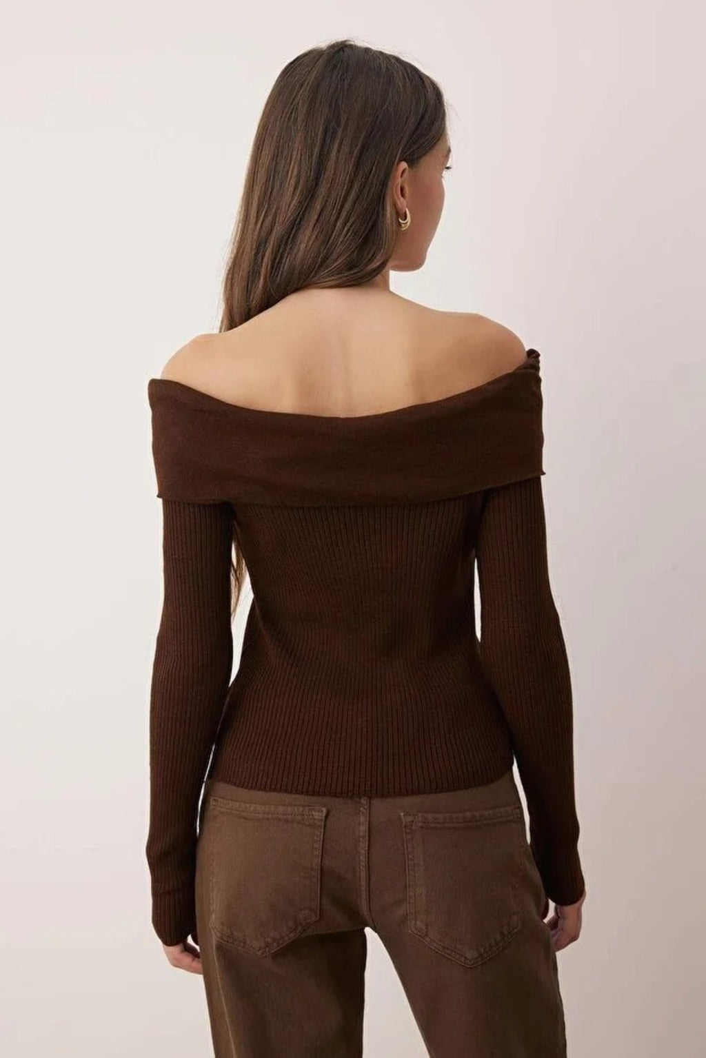 Carmen Collar Thin Knit Sweater with Accessory Detail