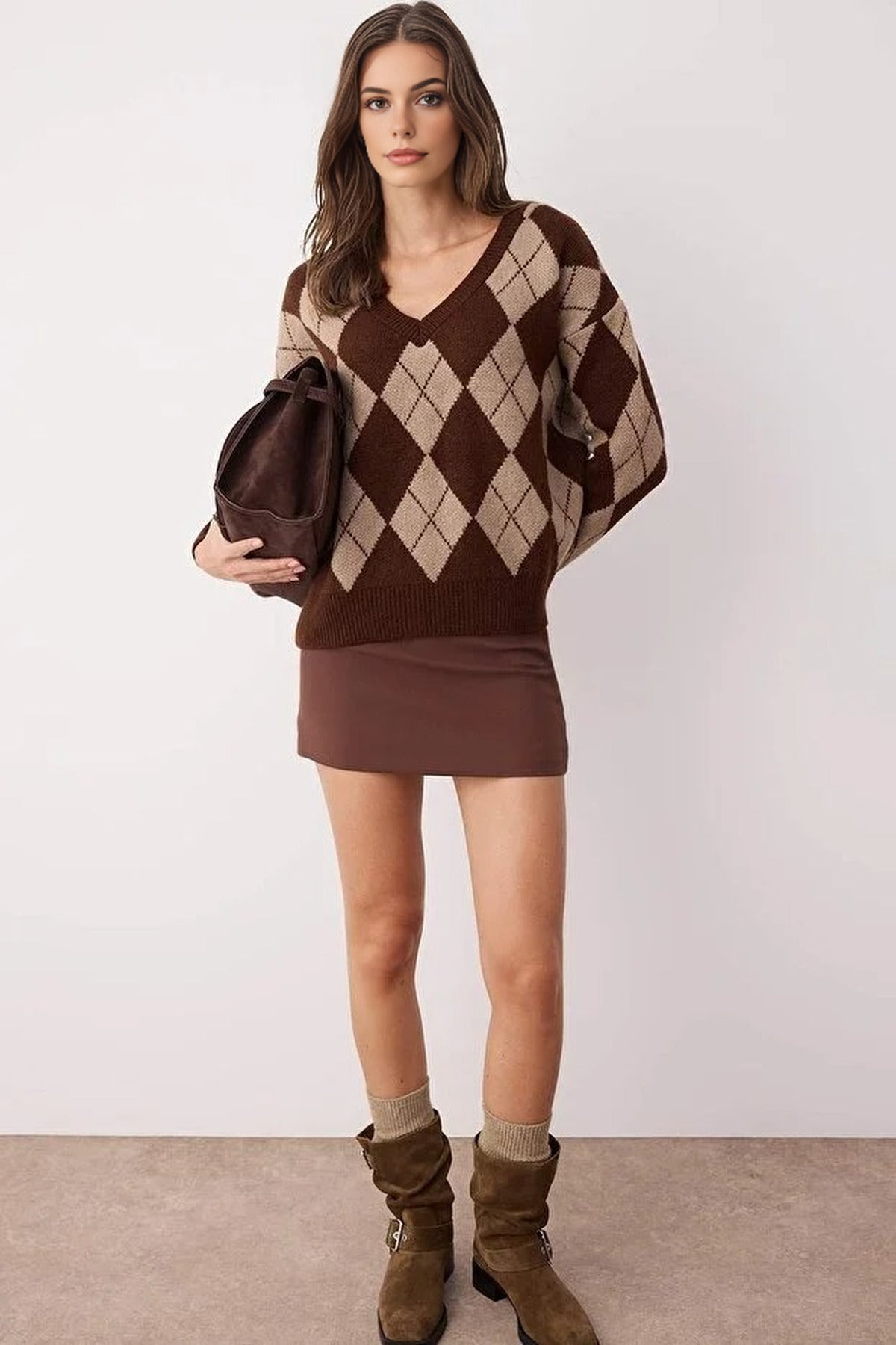 Soft-Textured V-Neck Argyle Pattern Knit Sweater