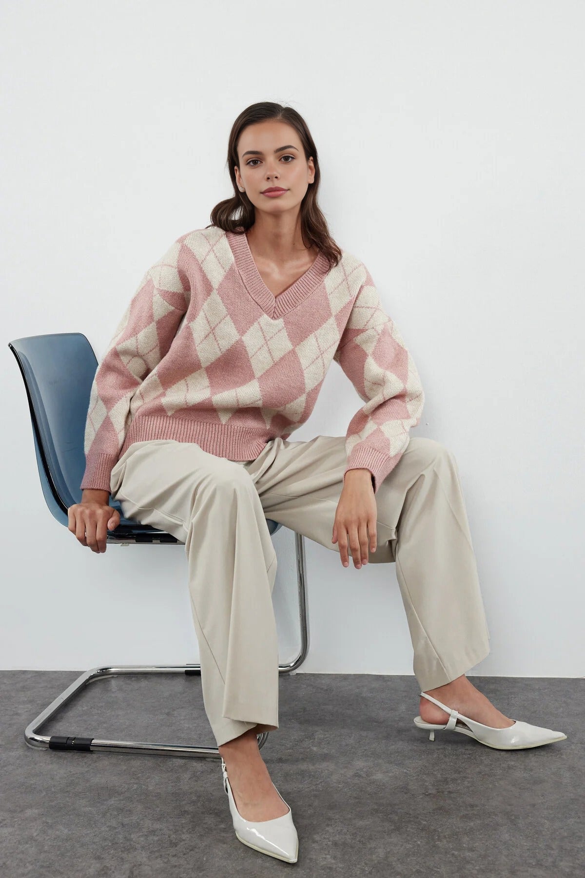 Soft-Textured V-Neck Argyle Pattern Knit Sweater