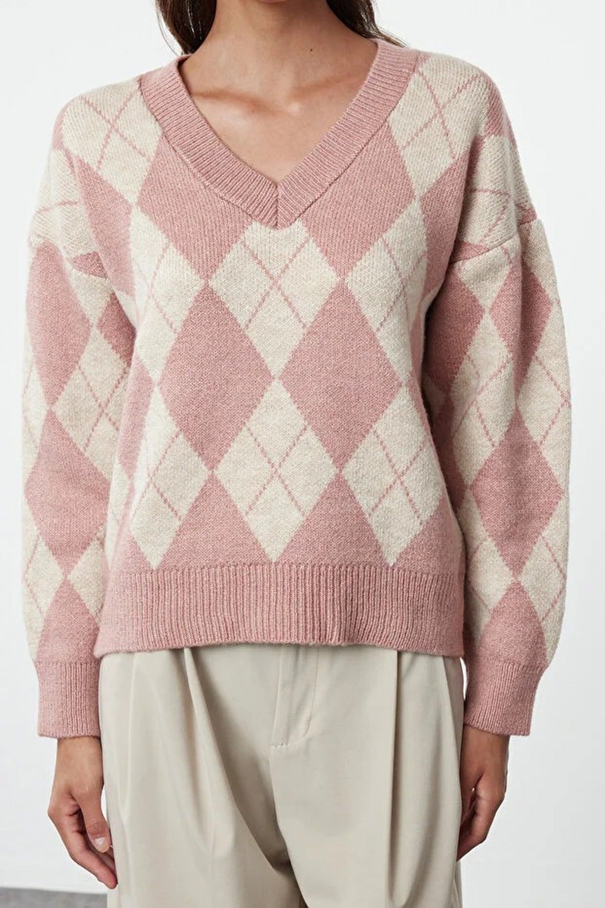Soft-Textured V-Neck Argyle Pattern Knit Sweater
