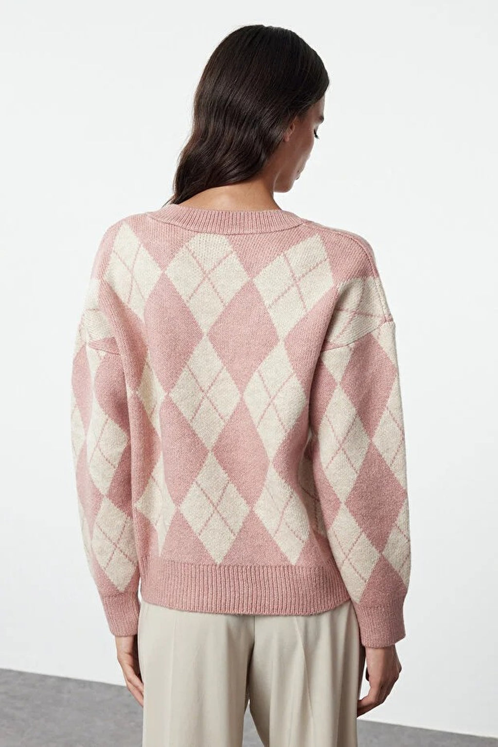 Soft-Textured V-Neck Argyle Pattern Knit Sweater