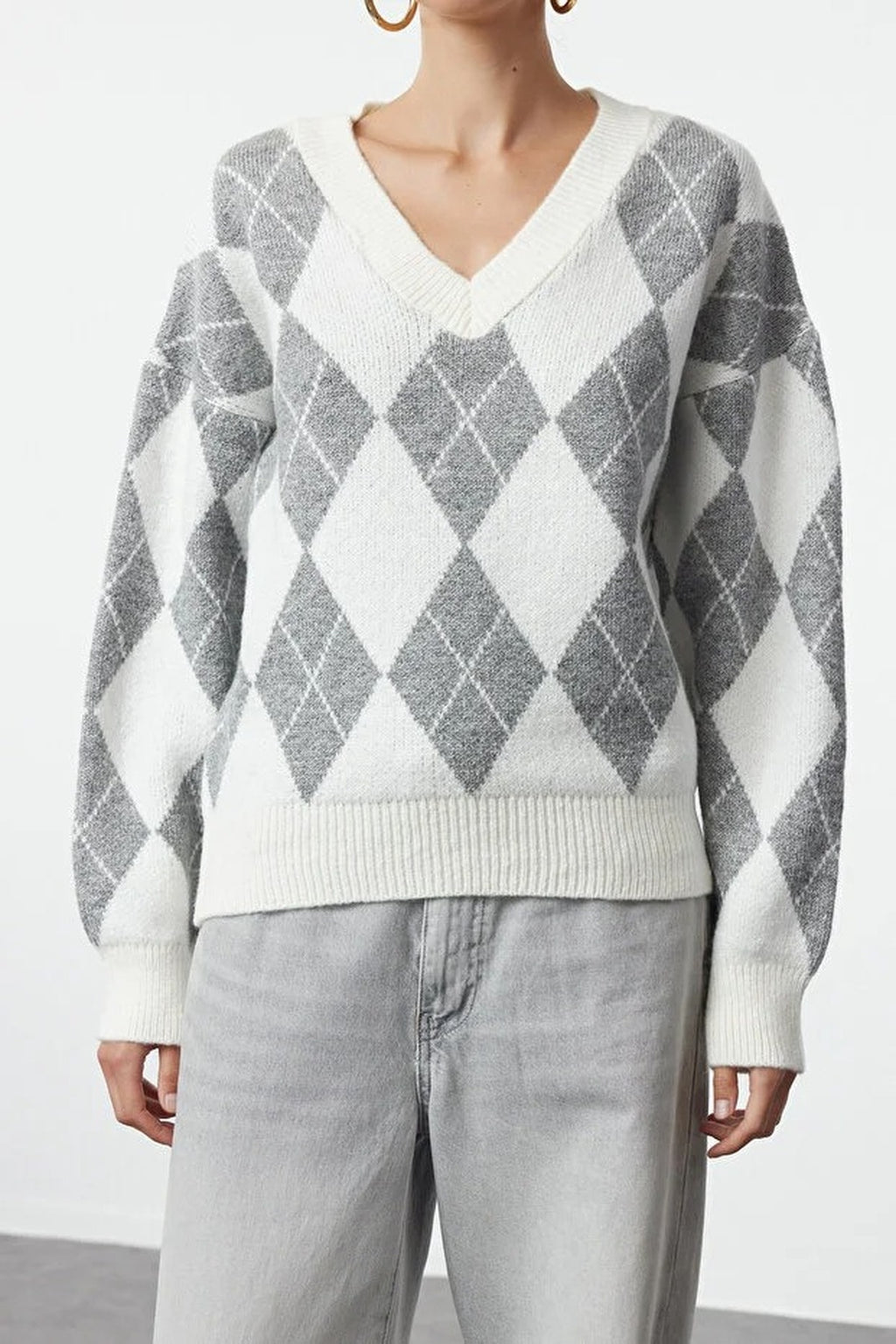 Soft-Textured V-Neck Argyle Pattern Knit Sweater