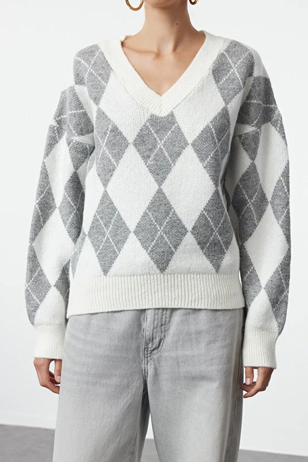 Soft-Textured V-Neck Argyle Pattern Knit Sweater