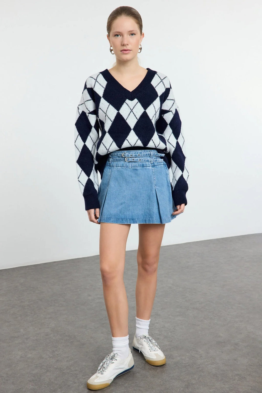 Soft-Textured V-Neck Argyle Pattern Knit Sweater