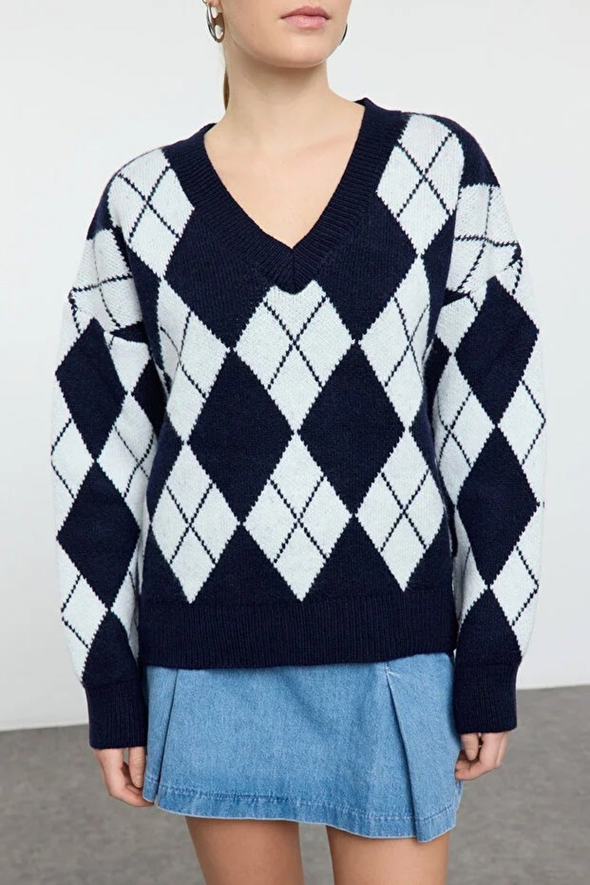 Soft-Textured V-Neck Argyle Pattern Knit Sweater